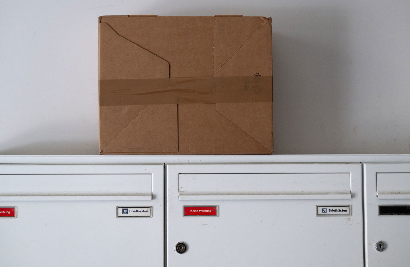 Wenn Empfänger nicht zu Hause sind, ist die Paketzustellung manchmal schwierig. (Symbolbild)