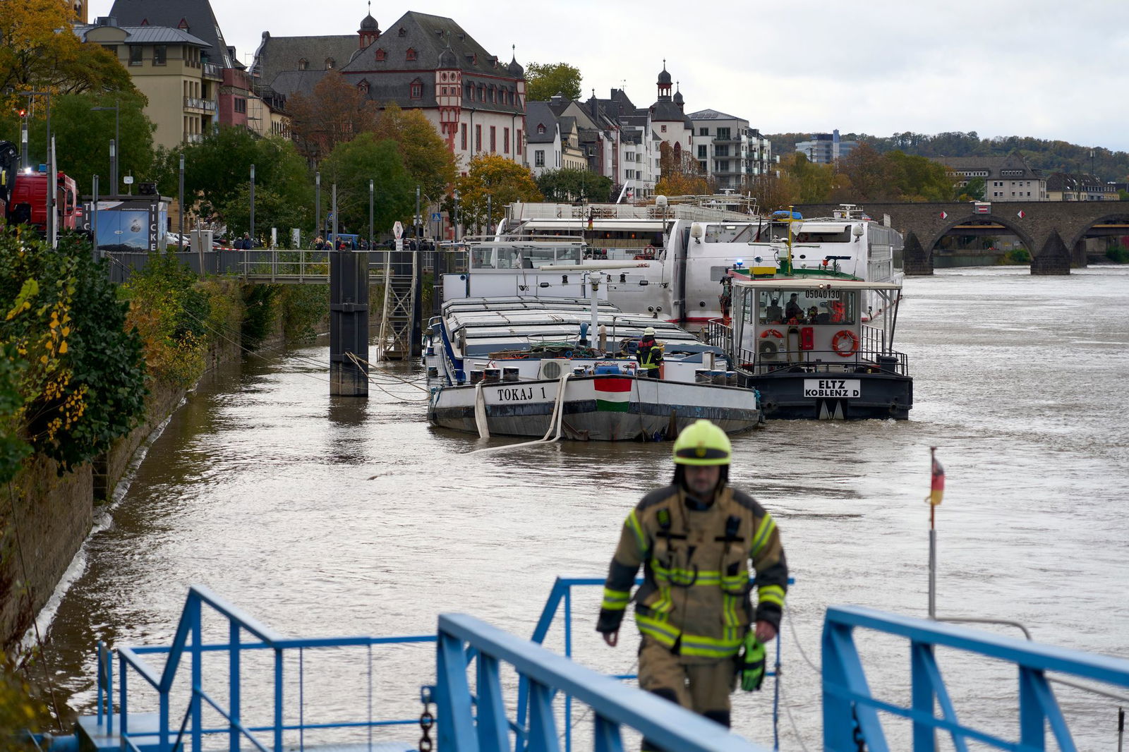Einsatzkräfte wollen das Leck abdichten.