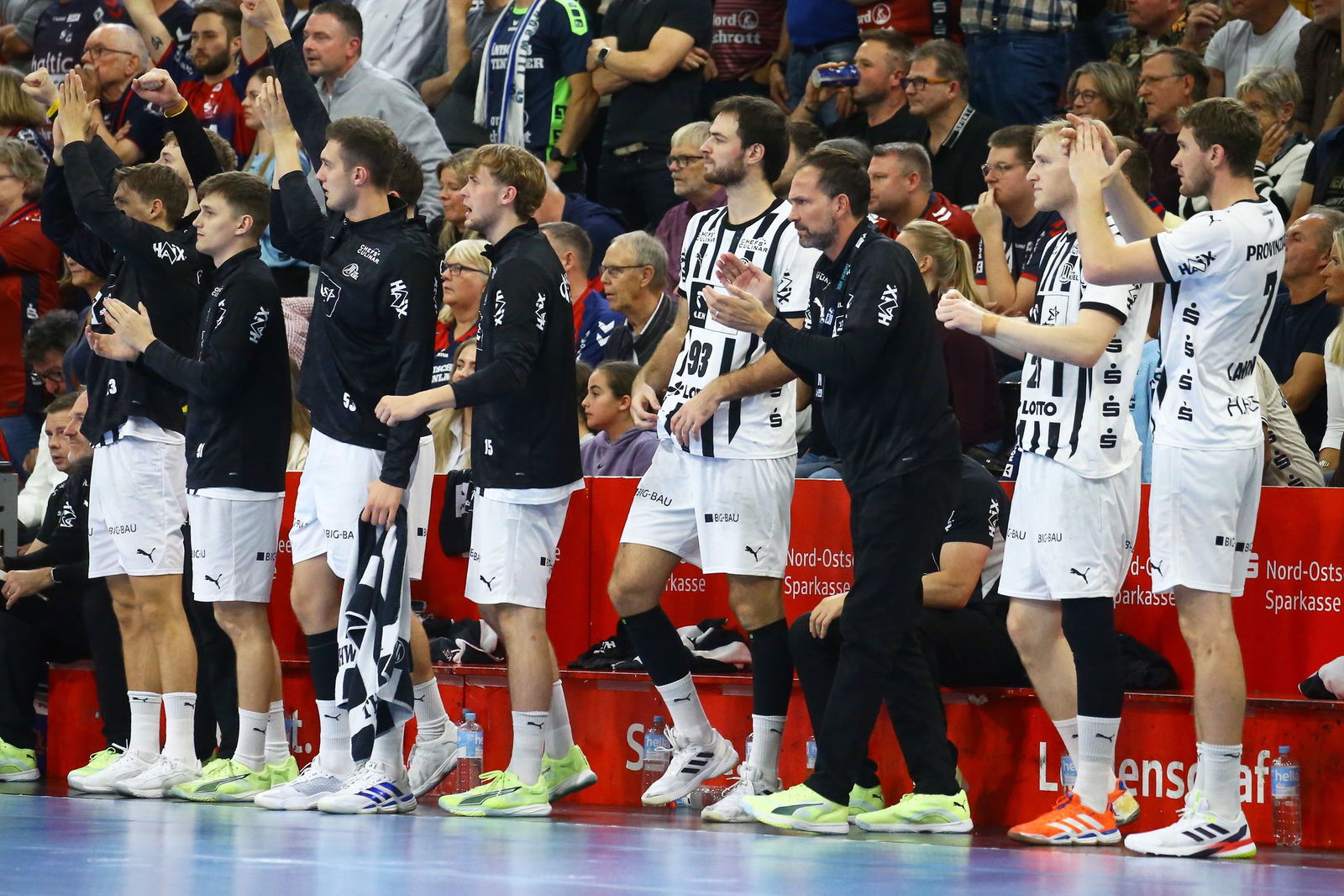 Die Kieler Ersatzbank feiert einen THW-Treffer.