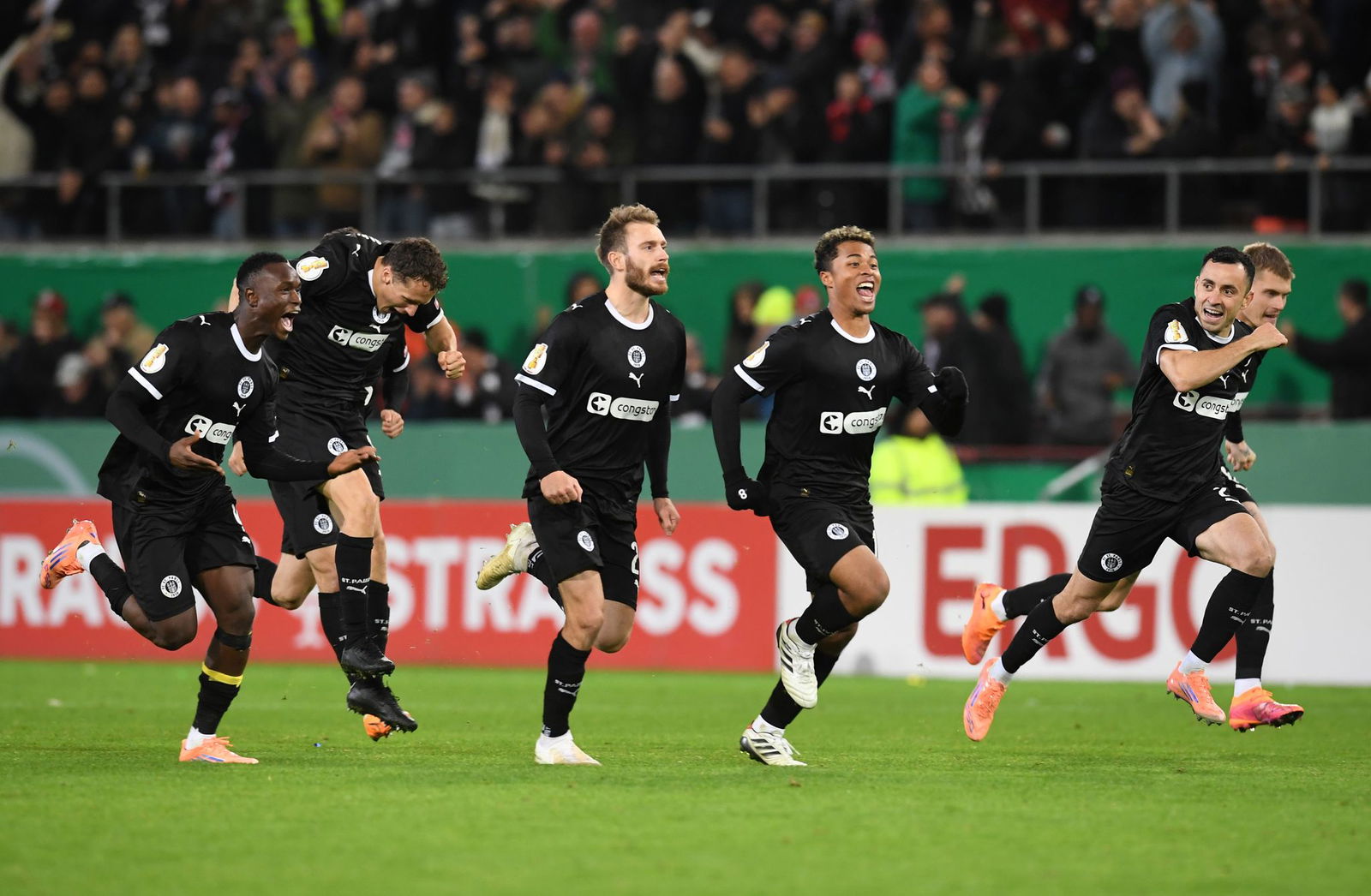 Der FC St. Pauli jubelt nach dem Sieg im Elfmeterschießen.