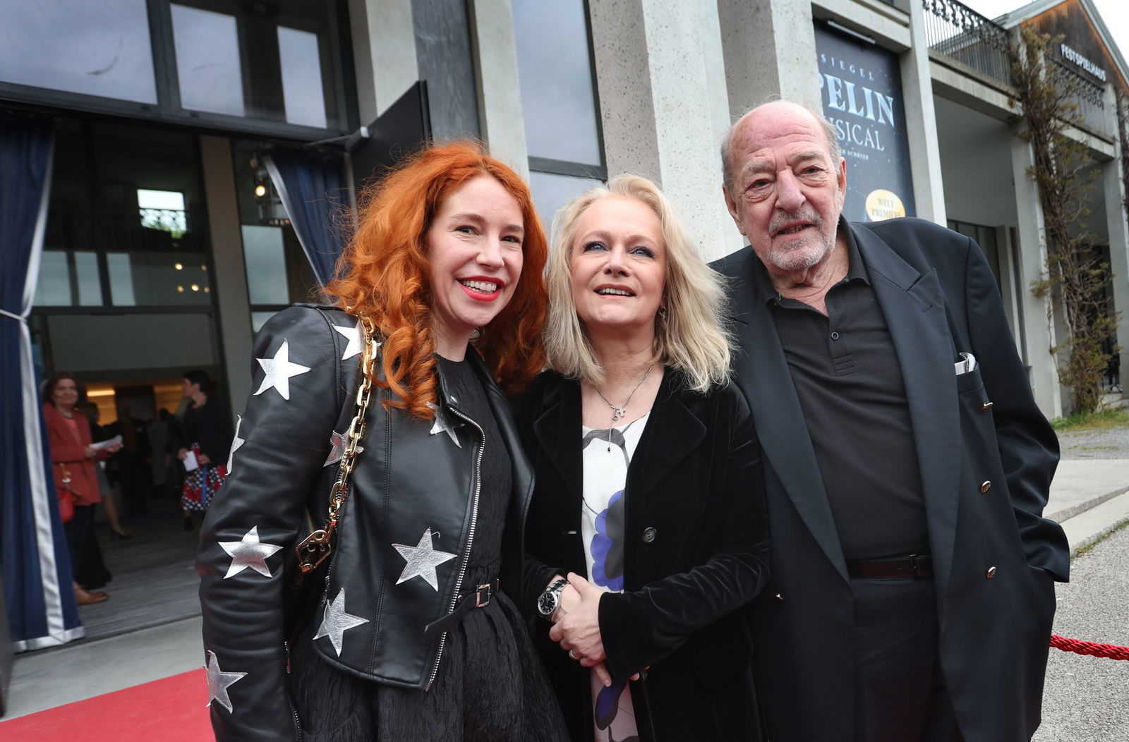 Ralph und Laura Siegel zeigen sich zusammen mit Sängerin Nicole (Mitte), die 1982 mit Siegels Lied «Ein bisschen Frieden» den Grand Prix Eurovision de la Chanson gewann. (Archivbild)