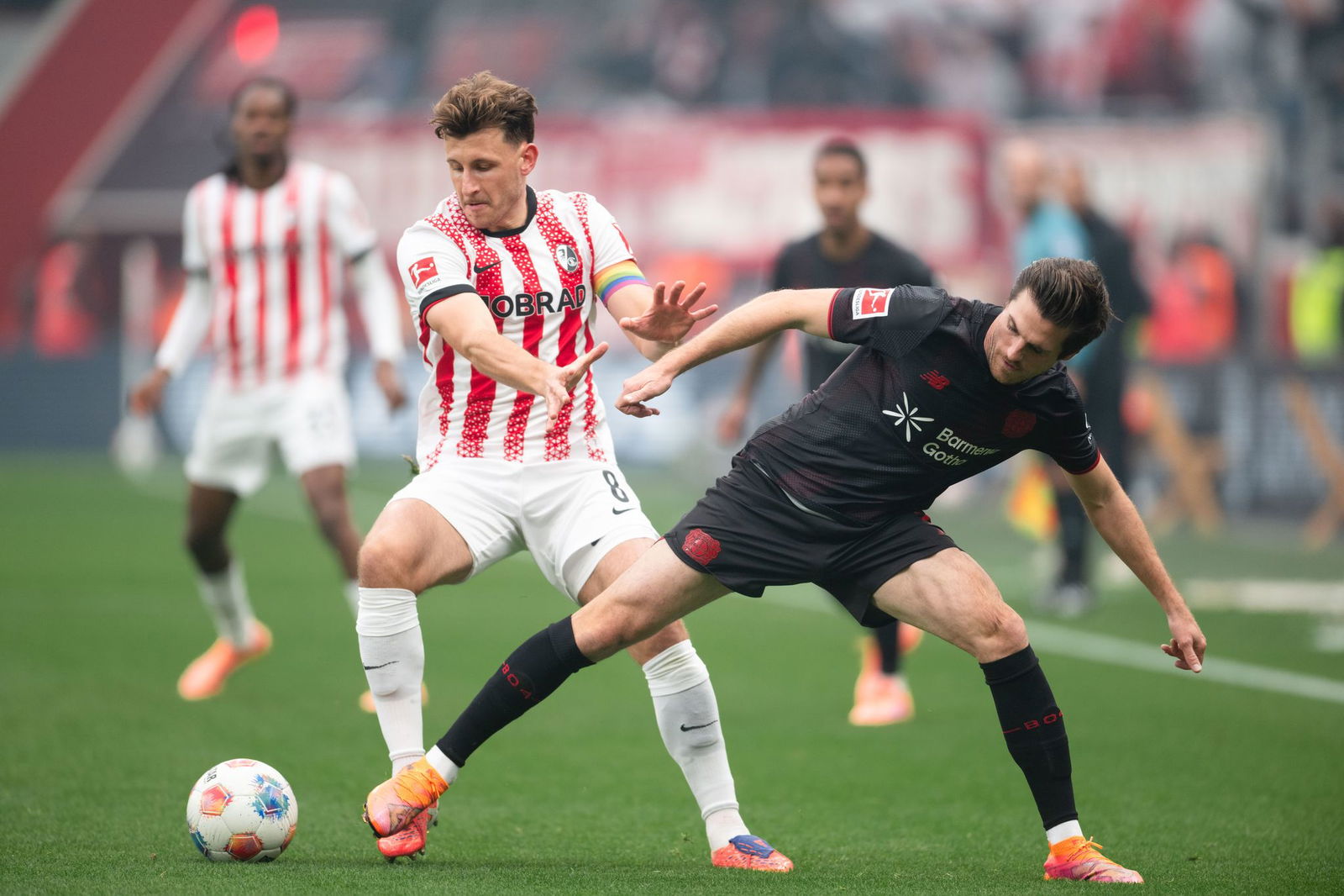 Freiburgs Maximilian Eggestein (l) und Leverkusens Jonas Hofmann im Zweikampf. 