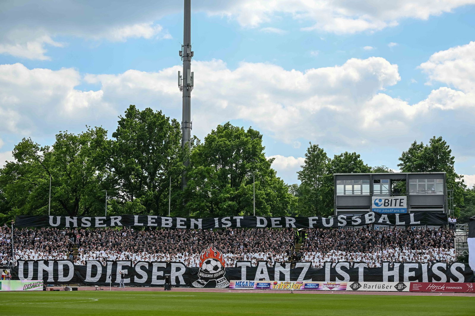 Die Ulmer Fans hoffen mit Trainer Moritz Glasbrenner wieder auf sportlichen Erfolg. (Archiv)