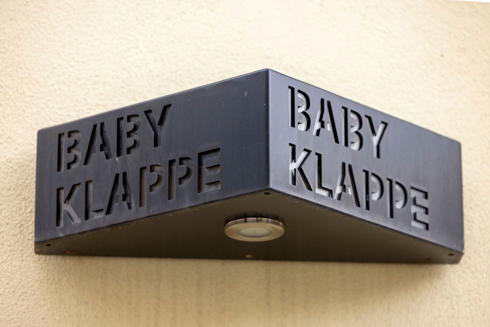 Das Schild hängt noch, die Klappe existiert nicht mehr. 