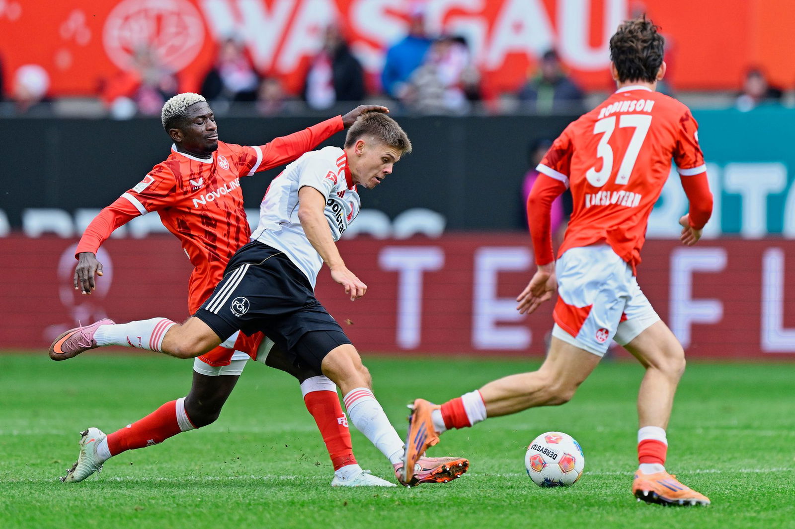 Nürnbergs Finn Becker (weißes Trikot) gegen Lauterer Abwehrbollwerk