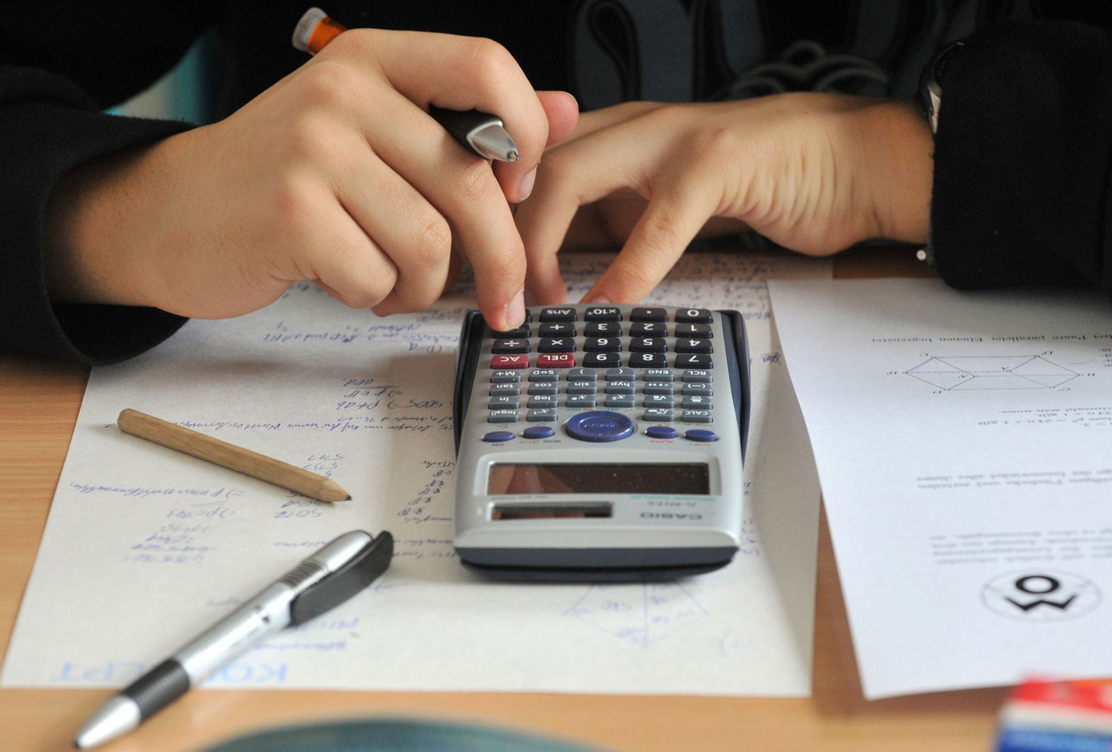 Baden-Württembergs Neuntklässler sind zwar vergleichsweise gut, insgesamt wird ihr Niveau in Mathe und den Naturwissenschaften aber schlechter. (Symbolbild)