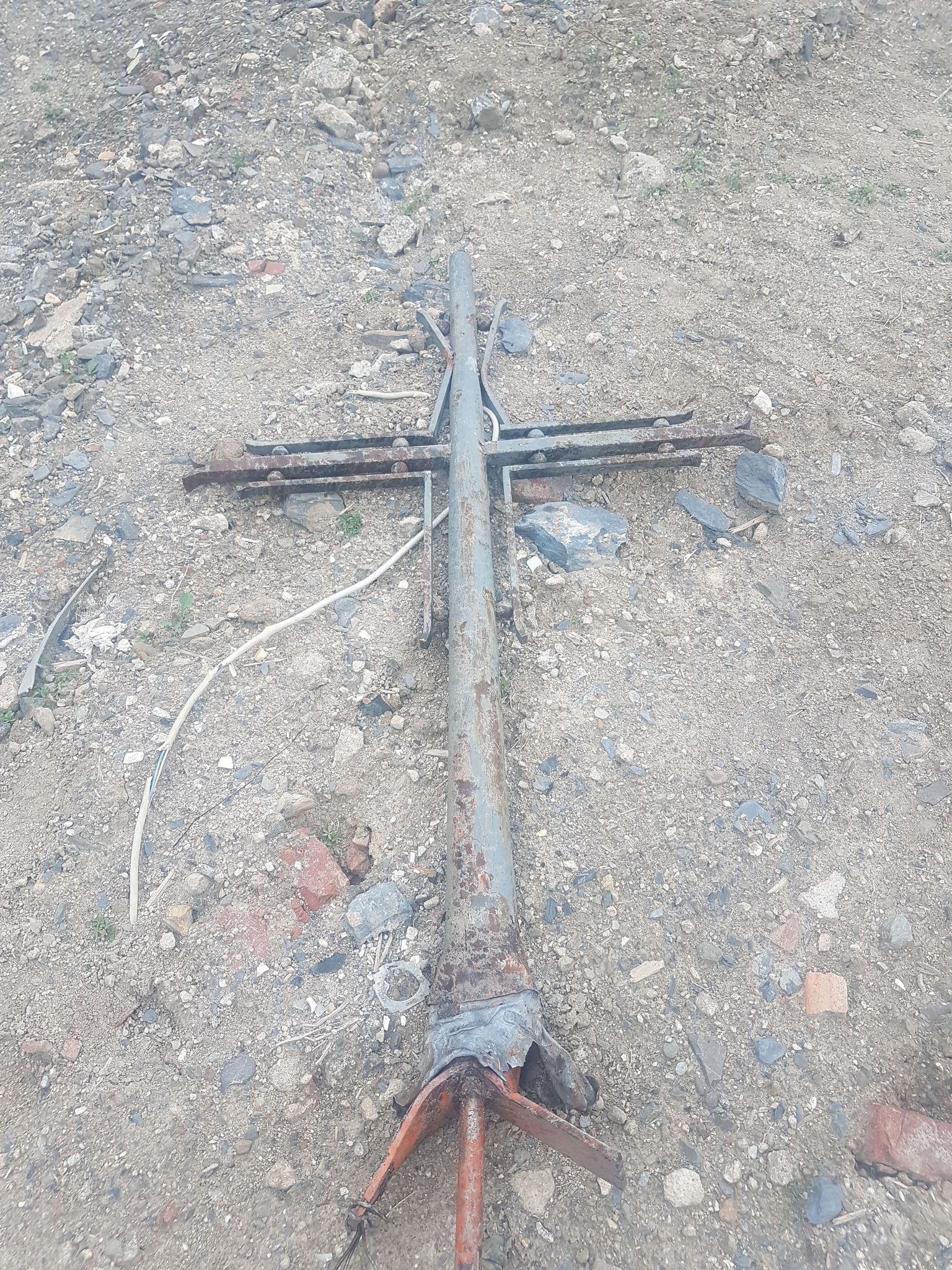 Der örtliche Kirchengemeinderat habe mit interessierten Ahrbrücker Bürgern über eine Weiterverwendung des Kreuzes nachgedacht.