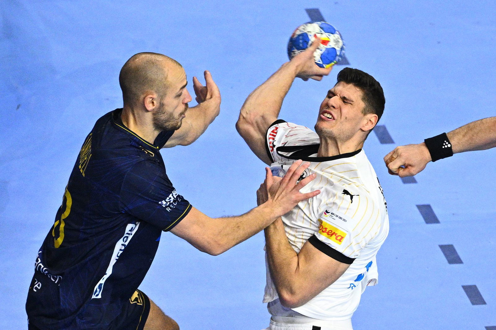 Der schwedische Nationalspieler Lukas Sandell (l) Anfang 2024 in einem EM-Spiel gegen Deutschland. (Archivbild)