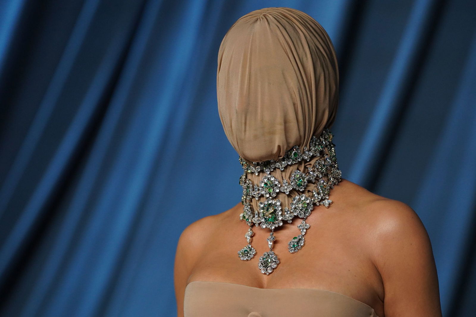 Kim Kardashian kam mit verhülltem Kopf zur Academy Museum Gala in Los Angeles.