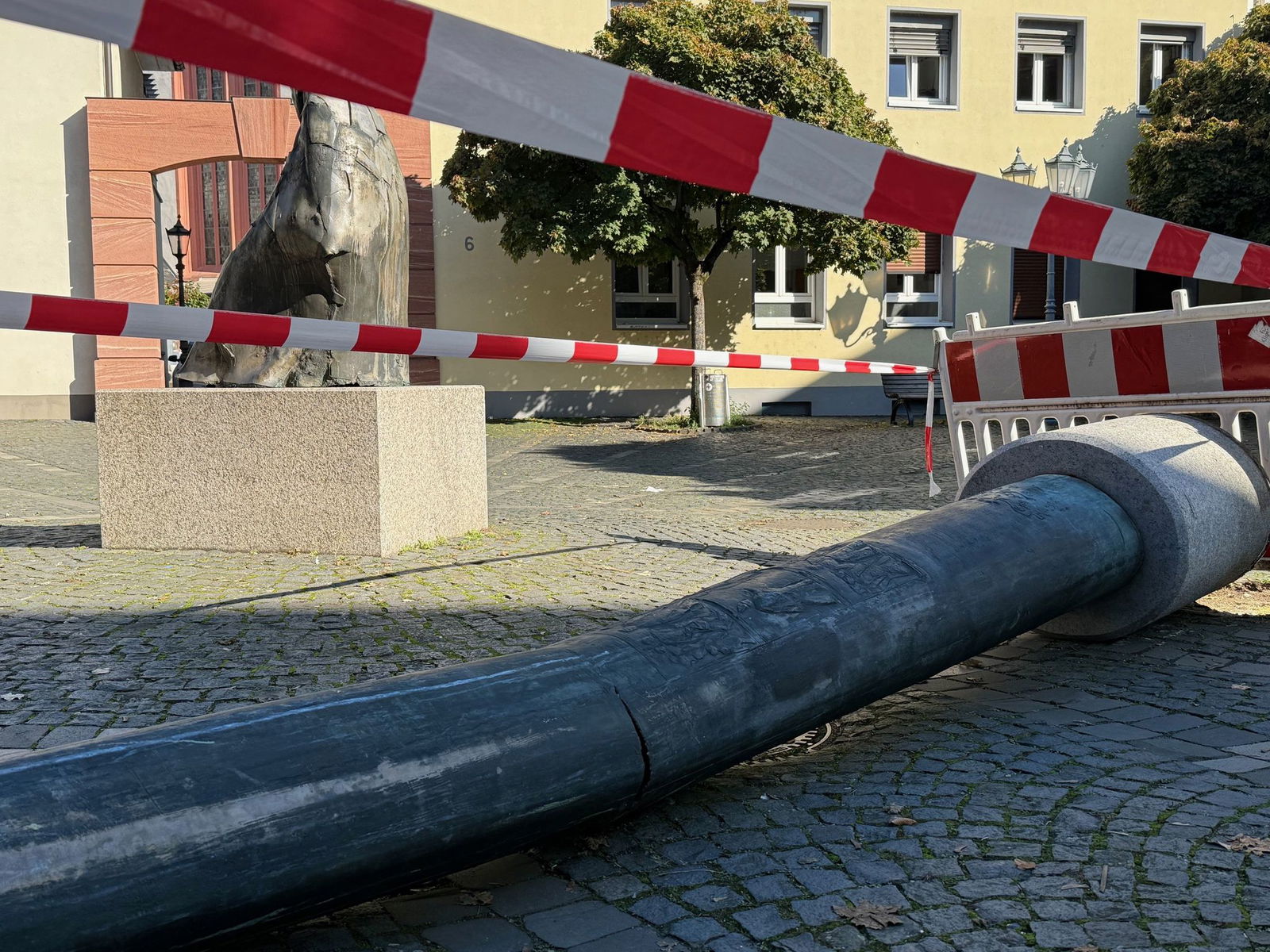 Bei dem Unfall riss die Stele aus ihrer Verankerung. 