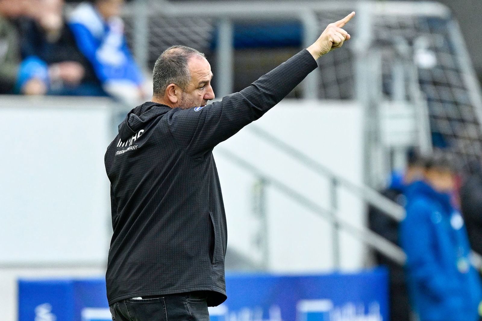 Die Heidenheimer von Trainer Frank Schmidt verlängern mit Talent Adam Kölle. (Archivbild)