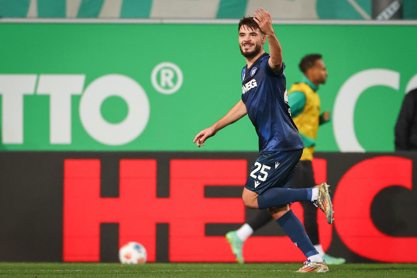 KSC-Profi Lilian Egloff jubelt nach seinem Tor im Fürther Ronhof.