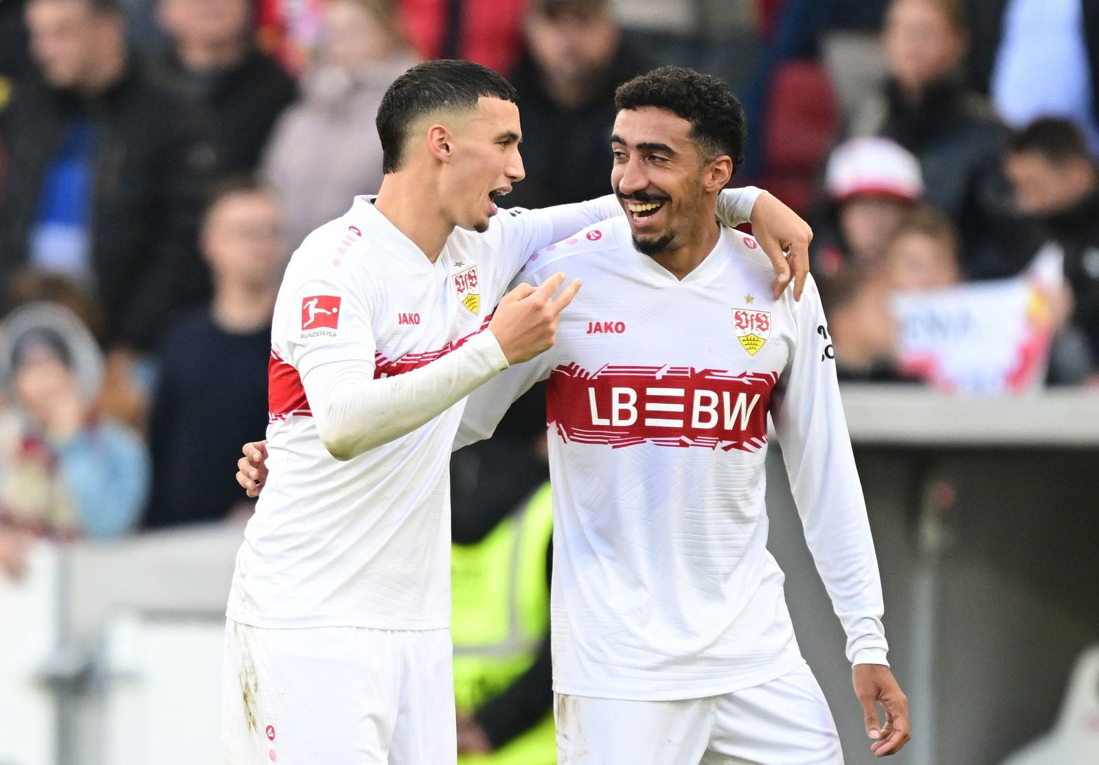Torschütze Bilal El Khannouss (l) jubelt mit Tiago Tomas über das 1:0 gegen den 1. FC Heidenheim. 
