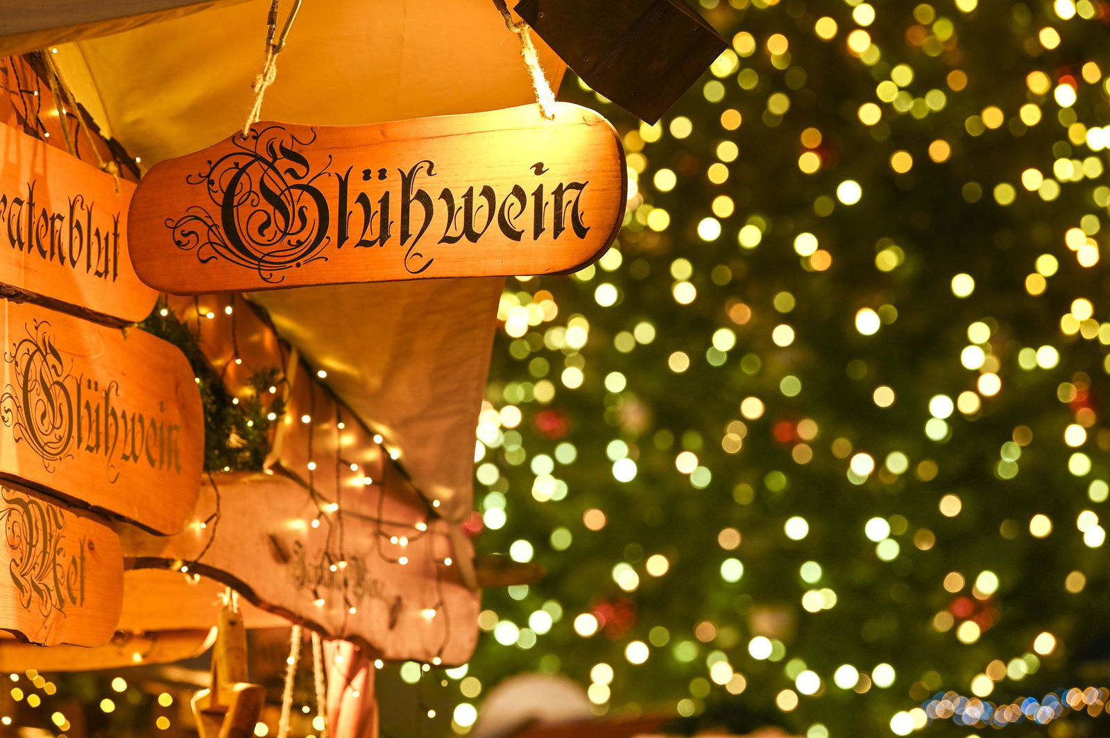 Weihnachtsmarktfans können den ersten Punsch auf einem der Märkte trinken. (Archivbild)