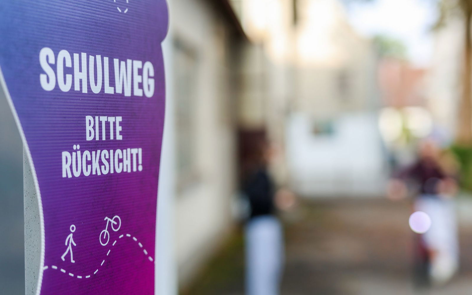 Das Land reagiert auf häufig chaotische Verkehrssituationen vor Schulen durch sogenannte Elterntaxis. 