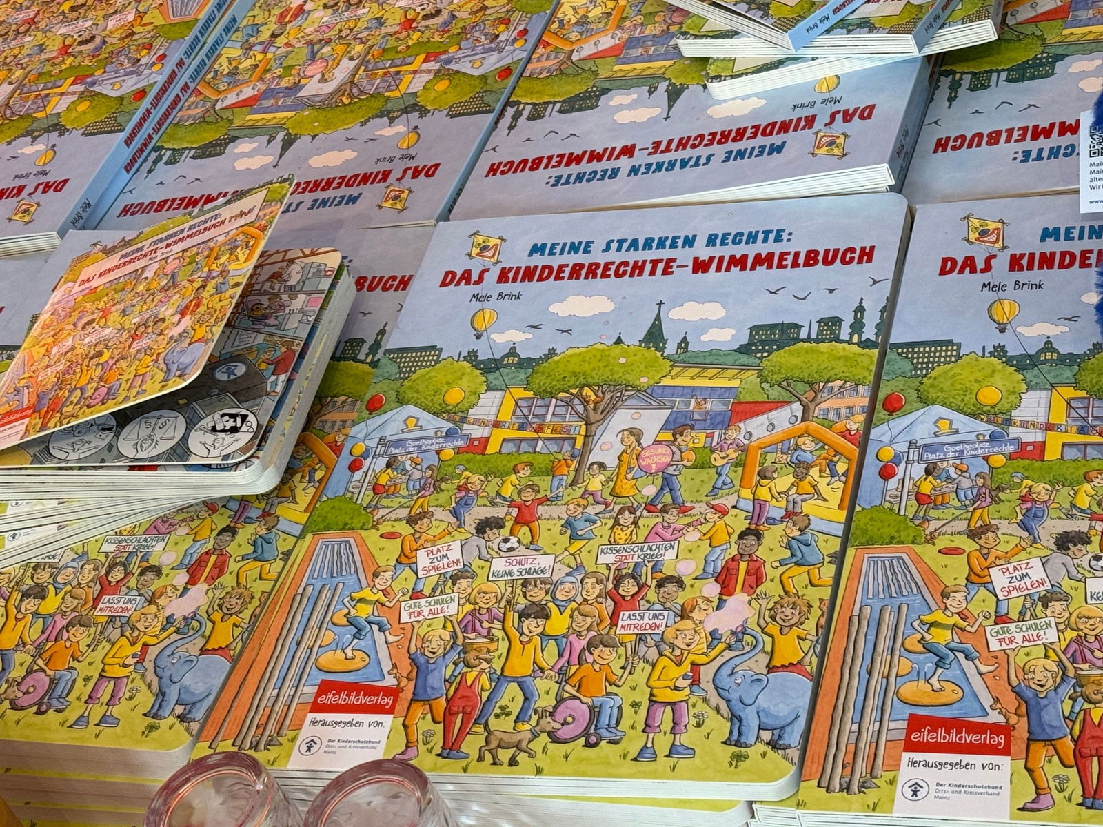 Bilder sagen mehr als Worte: Das Wimmelbuch macht sich für die Rechte der Kinder stark.