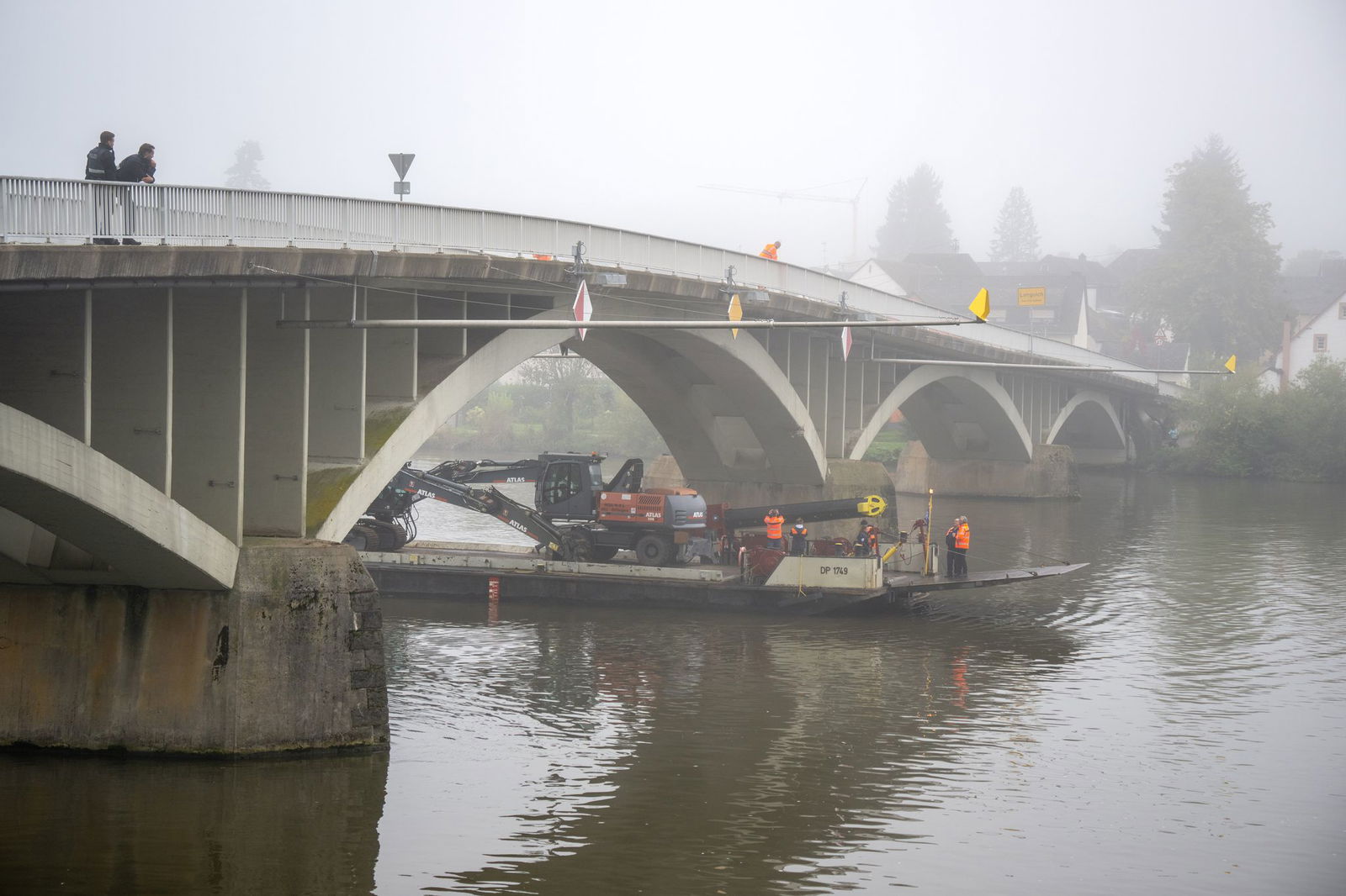 Im September ist zudem ein Kreuzfahrtschiff mit der Römerbrücke in Trier kollidiert. (Archivbild) 