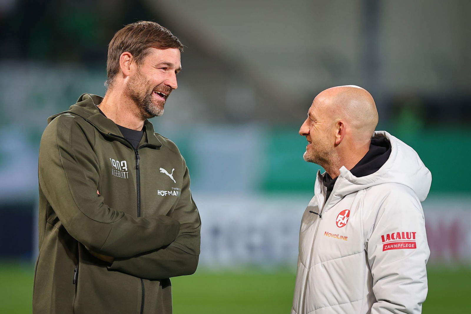 Vor dem Spiel hatten beide noch gute Laune: Trainer Thomas Kleine (l, SpVgg Greuther Fürth) und Lauterns Coach Torsten Lieberknecht.