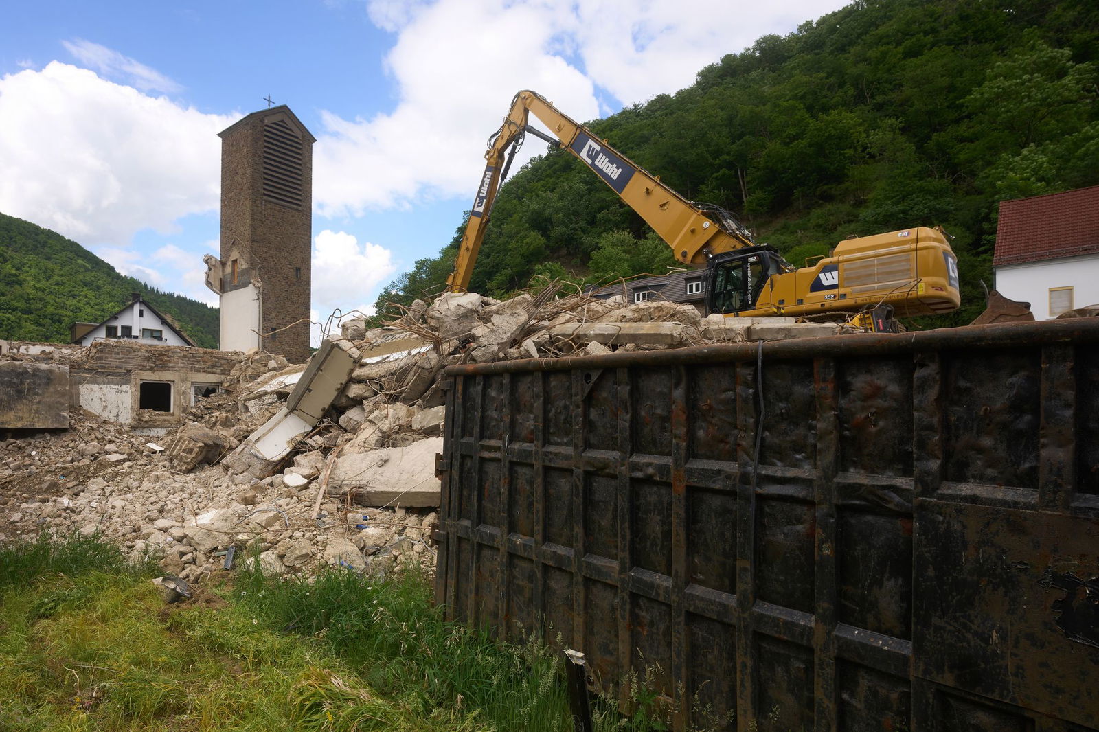 Bevor die St. Andreaskirche im Mai abgerissen wurde, befand sich das Kreuz noch auf der Turmspitze (Archivbild). 