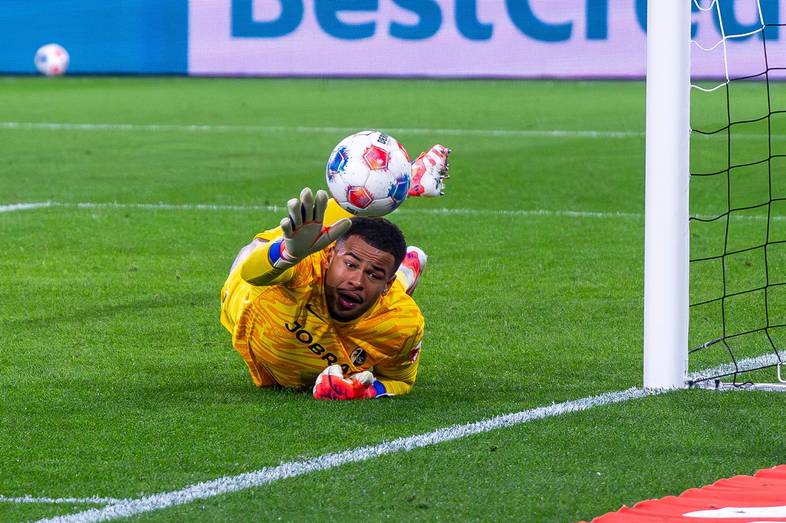 Gut in Form: Noah Atubolu lenkt am Sonntag in Mönchengladbach den Ball um den Pfosten.