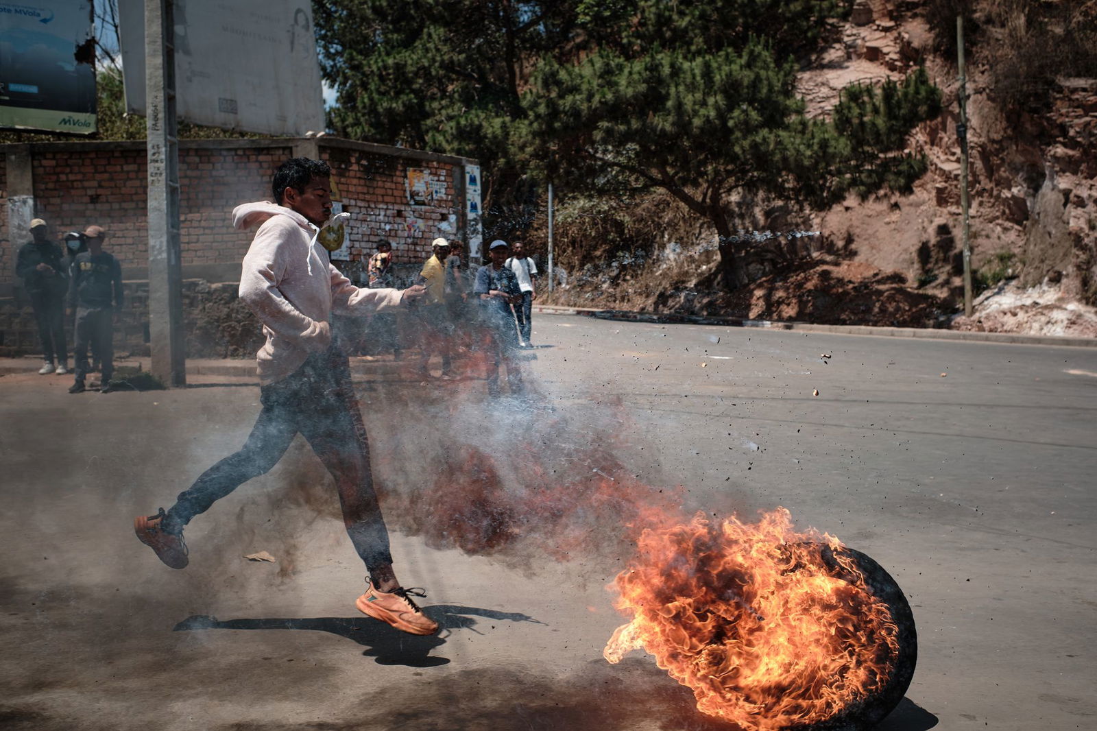 Die Gen Z-Bewegung und viele Einwohner der Stadt Antananarivo prangern die wiederkehrenden Wasser- und Stromausfälle sowie die Misswirtschaft der Regierung an.