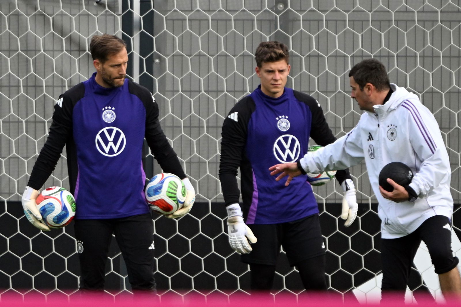 Oliver Baumann (l.) hört Torwart-Trainer Andreas Kronenberg aufmerksam zu. 