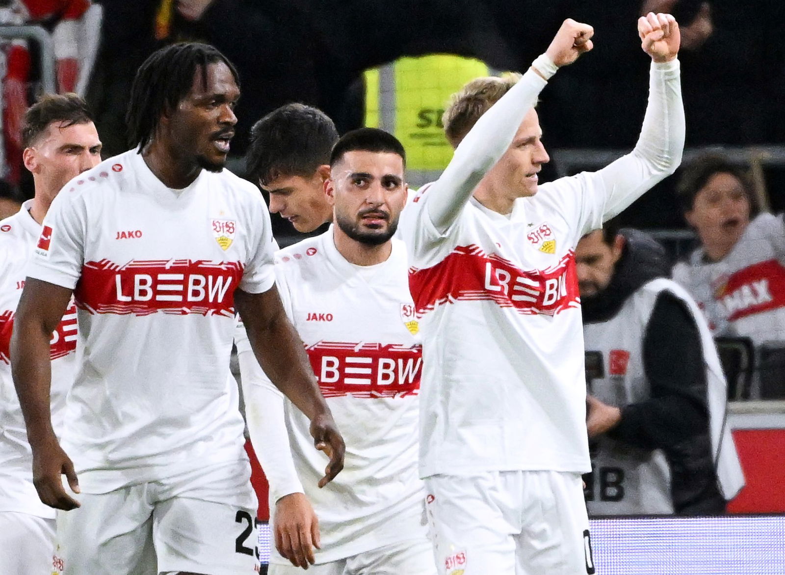 Chris Führich (rechts) freut sich über sein Tor gegen Mainz