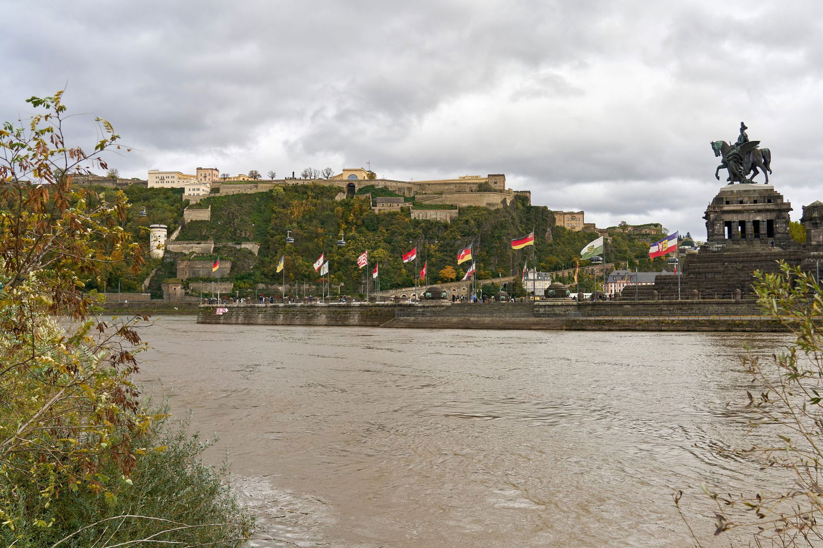 Oft war der Himmel über Rheinland-Pfalz im Oktober wolkenverhangen. (Archivbild)