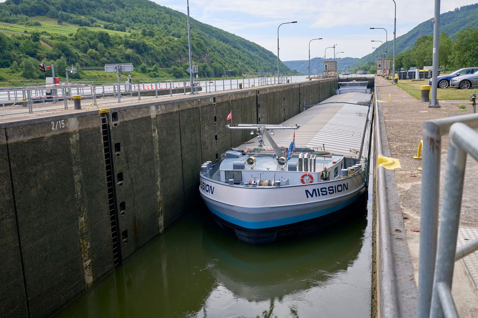 An der Moselschleuse St. Aldegund wird das neue Schleusentor erwartet (Archivbild)