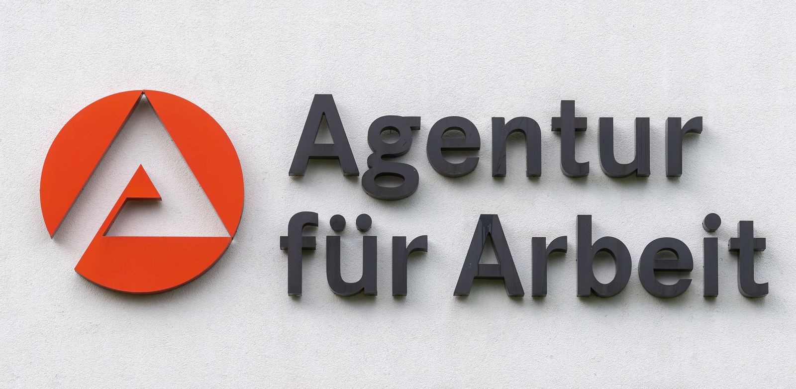 In Rheinland-Pfalz ist die Arbeitslositkeit im Oktober erneut leicht zurückgegangen.