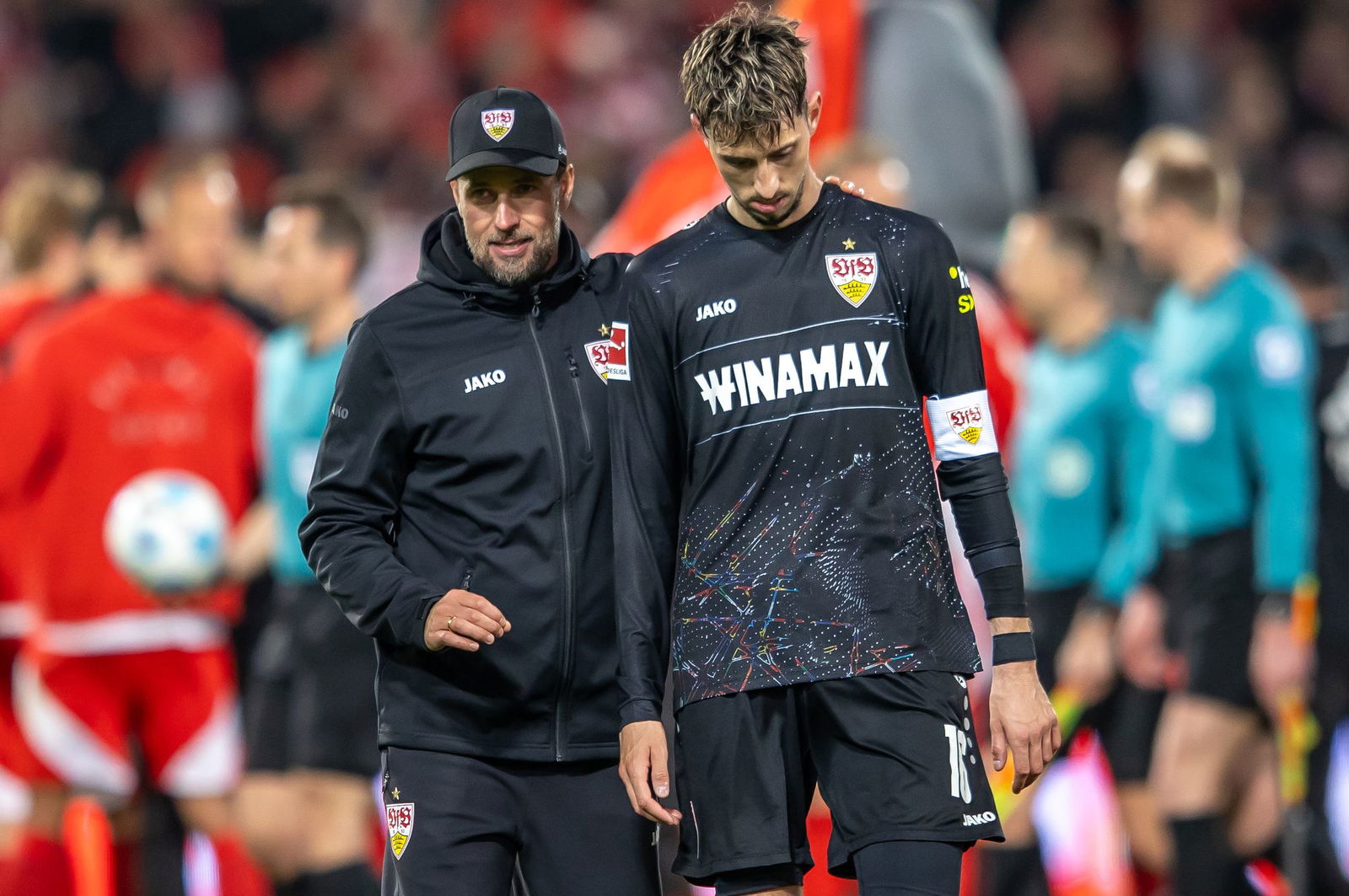 Fühlt mit seinem Schützling Atakan Karazor: VfB-Coach Sebastian Hoeneß (l). (Archivbild)