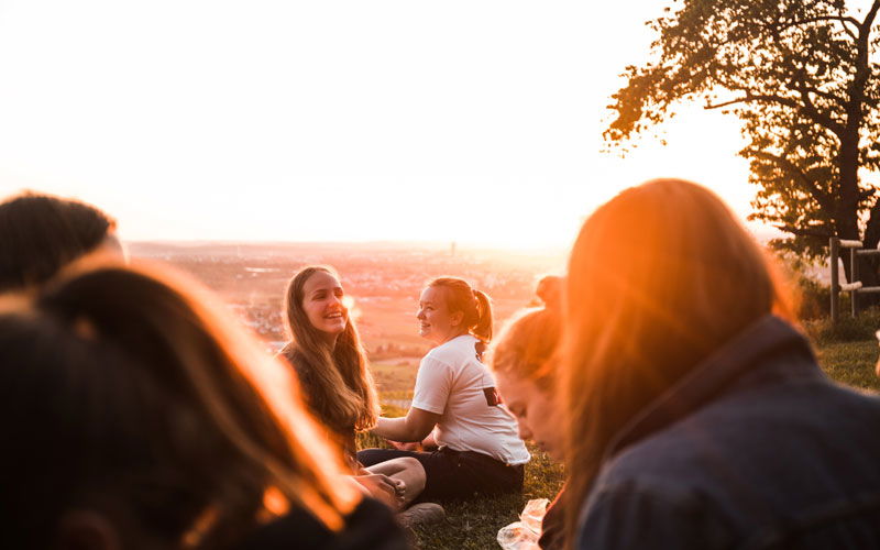 Gruppe beim Sonnenuntergang