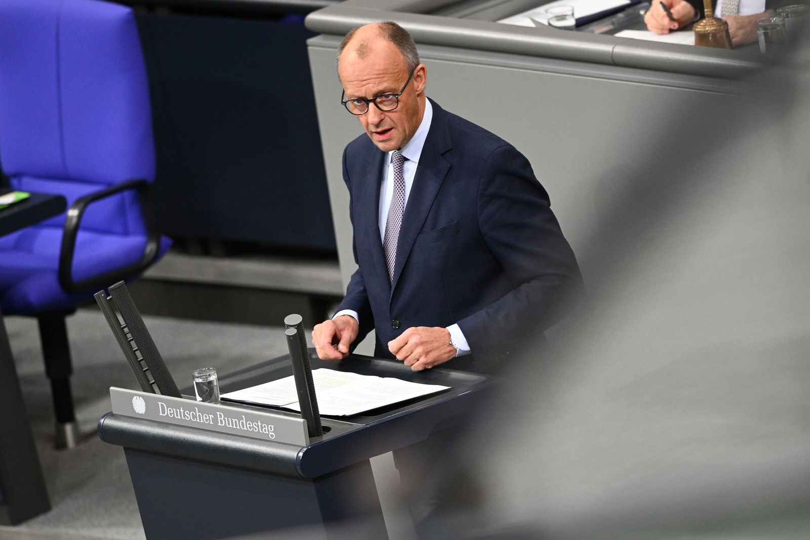 Bundeskanzler Friedrich Merz (CDU) äußert sich in seiner Regierungserklärung im Bundestag gleich zu Beginn zum in Ägypten unterzeichneten Gaza-Friedensplan von US-Präsident Donald Trump. 