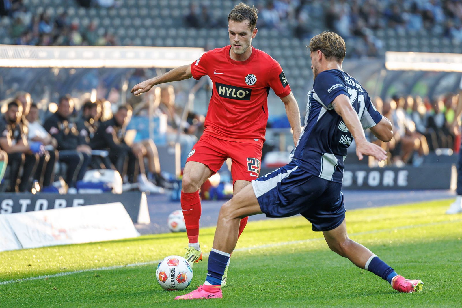Tom Zimmerschied (l) verlängert vorzeitig bei der SV Elversberg.
