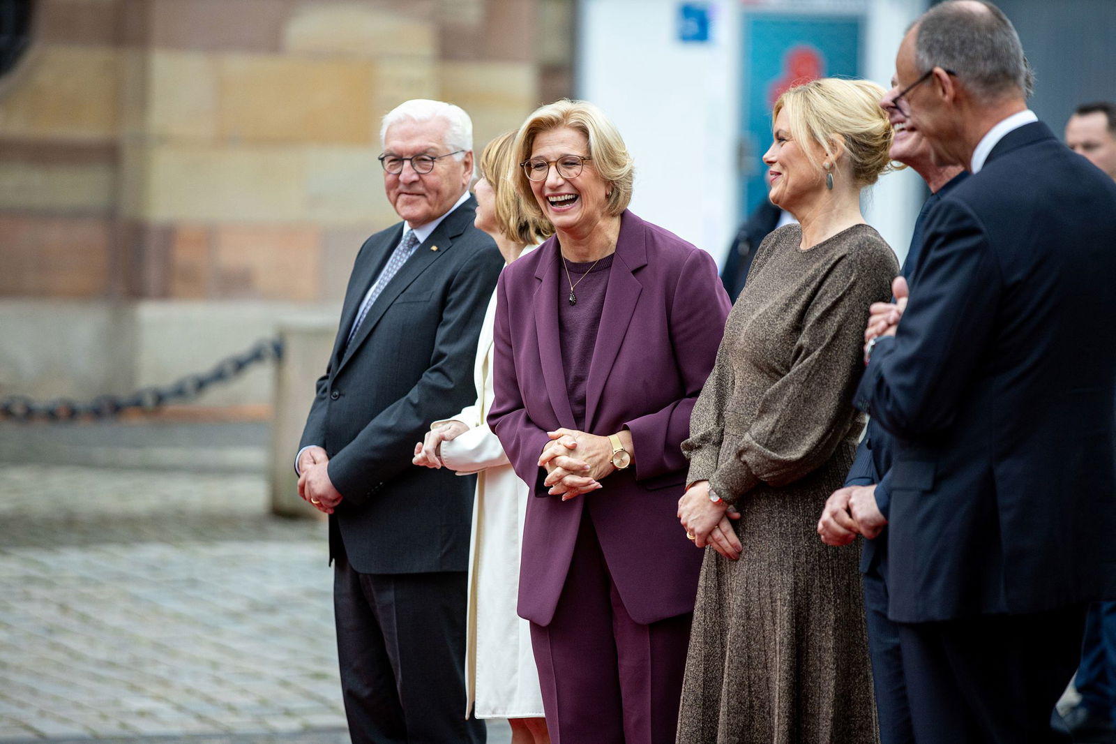 Fröhliche Stimmung zum Tag der Deutschen Einheit in Saarbrücken: Gastgeberin und Ministerpräsidentin Anke Rehlinger (SPD) (M) mit Bundespräsident Frank-Walter Steinmeier (l), seiner Frau Elke Büdenbender, Bundestagspräsidentin Julia Klöckner, ihrem Partn…