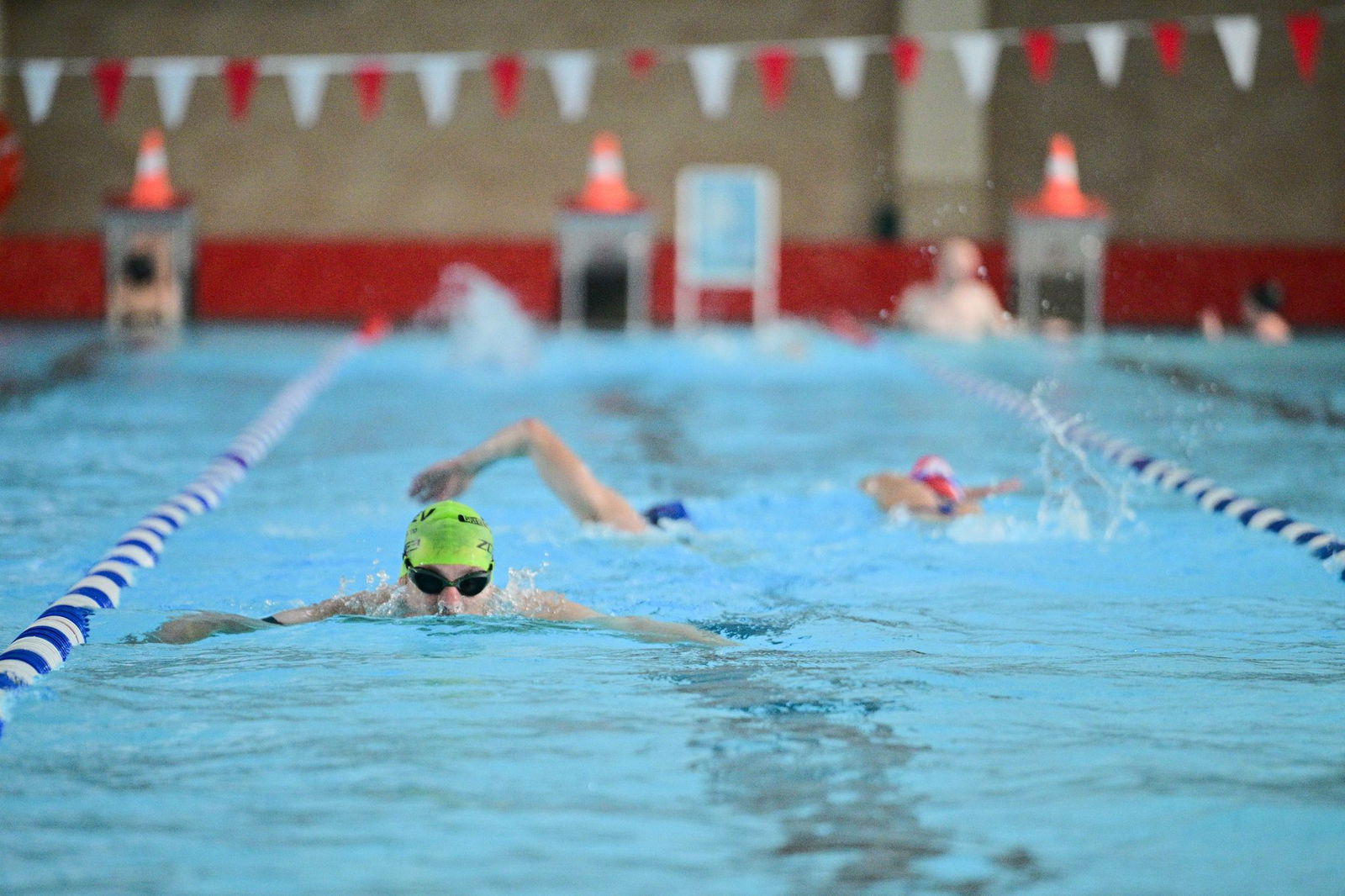 Die Badegäste des Hallenbads wurden in einem beheizten Container der Feuerwehr untergebracht. (Archivbild)