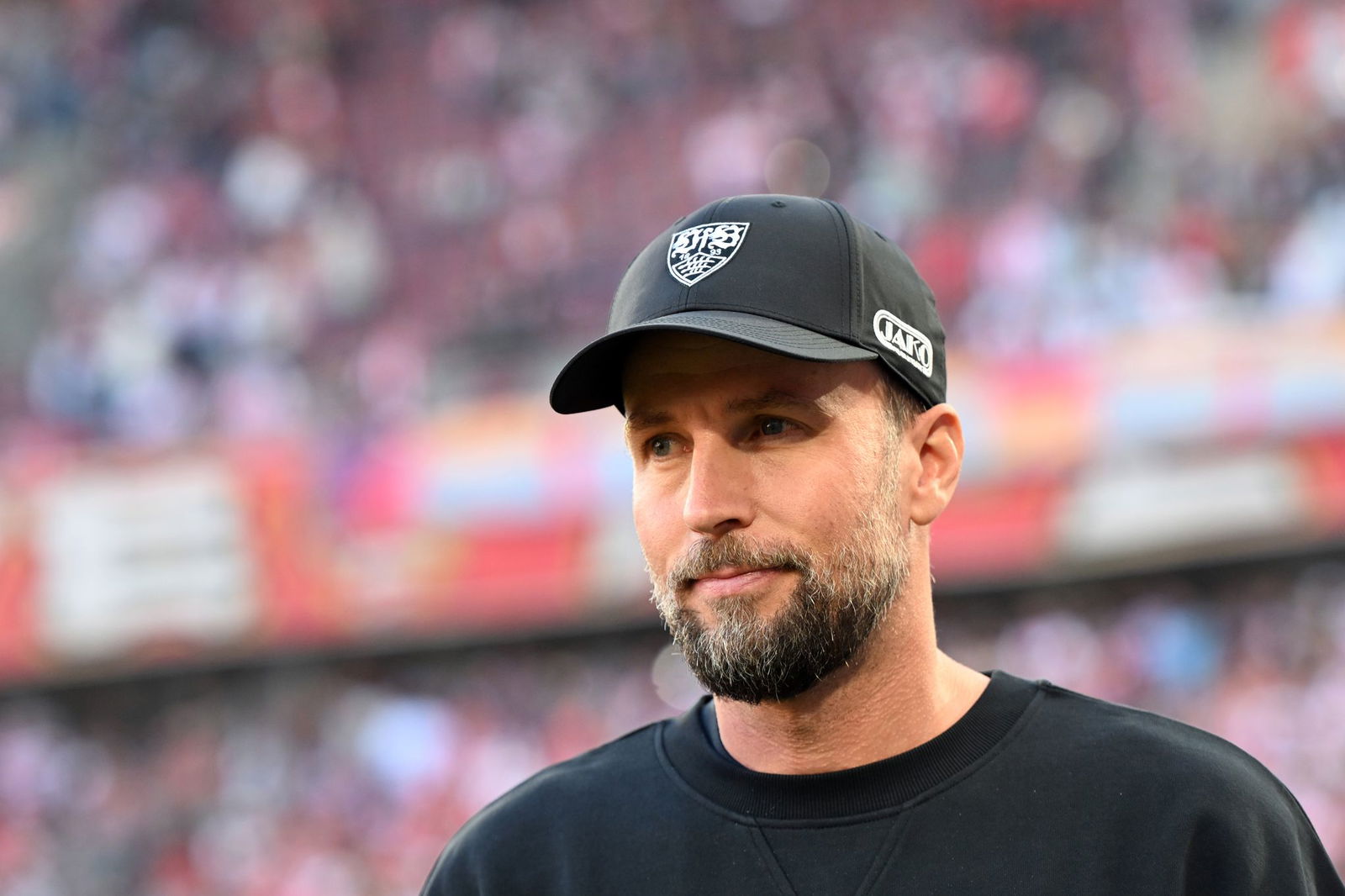 Der VfB und Trainer Sebastian Hoeneß treten am Sonntag gegen Heidenheim an. (Archivbild)