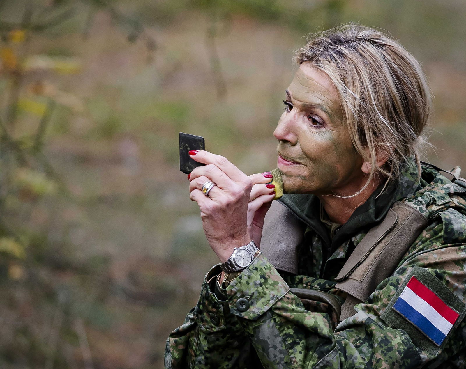 Königin Máxima trägt Tarnfarbe auf.