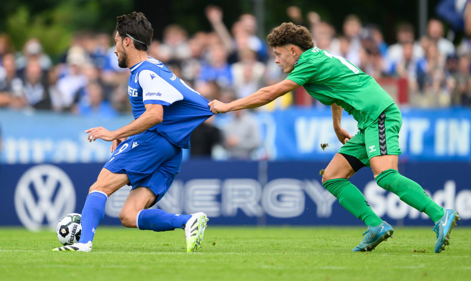 KSC-Neuzugang Roko Šimić (l) läuft den Gegenspielern noch zu selten davon.