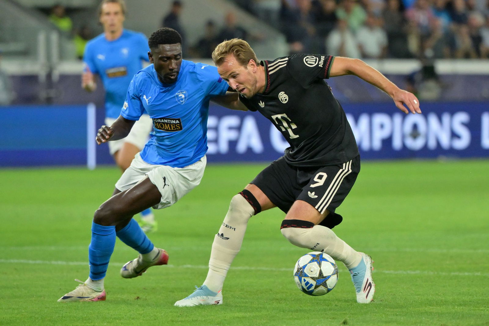 Bayern-Torjäger Harry Kane (r.) - hier in der Champions League auf Zypern - ist in einer Ausnahme-Form.