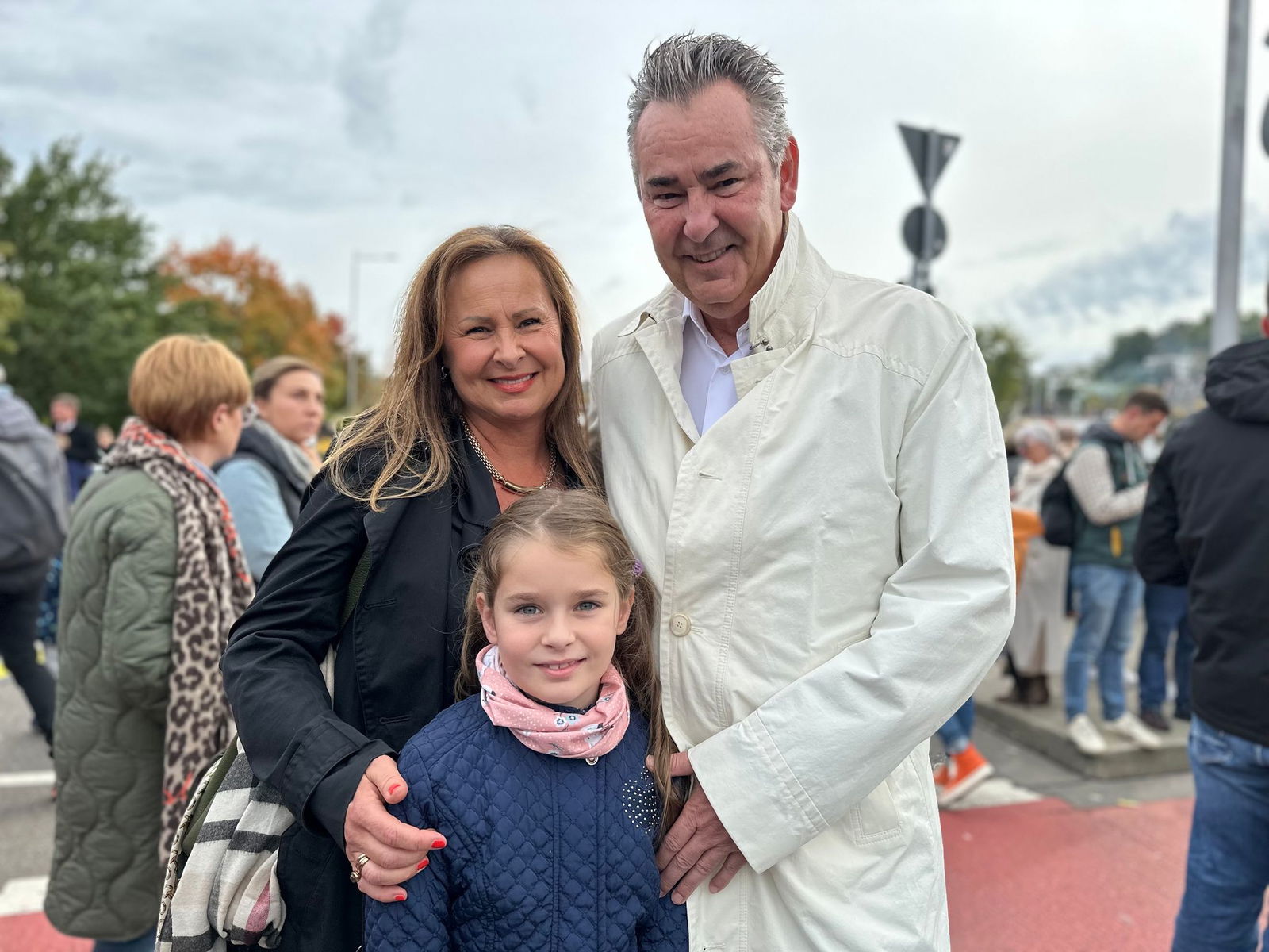 Begeistert vom Fest und stolz auf das Signal aus dem Saarland: Petra Ohnesorg-Patzig aus Bayern mit ihrem Mann Thomas Ohnesorg, einem gebürtiger Saarländer, und ihrer Tochter Clara im dichten Gedränge beim Einheitsfest in Saarbrücken.