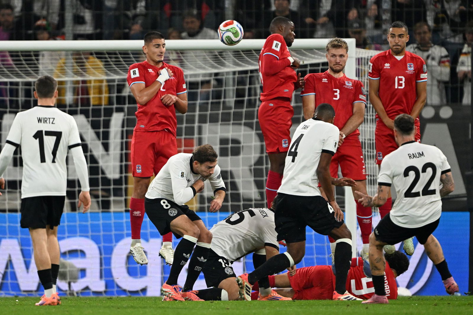 Der Freistoß von David Raum (Nr. 22) fliegt durch Luxemburgs Mauer ins Tor.
