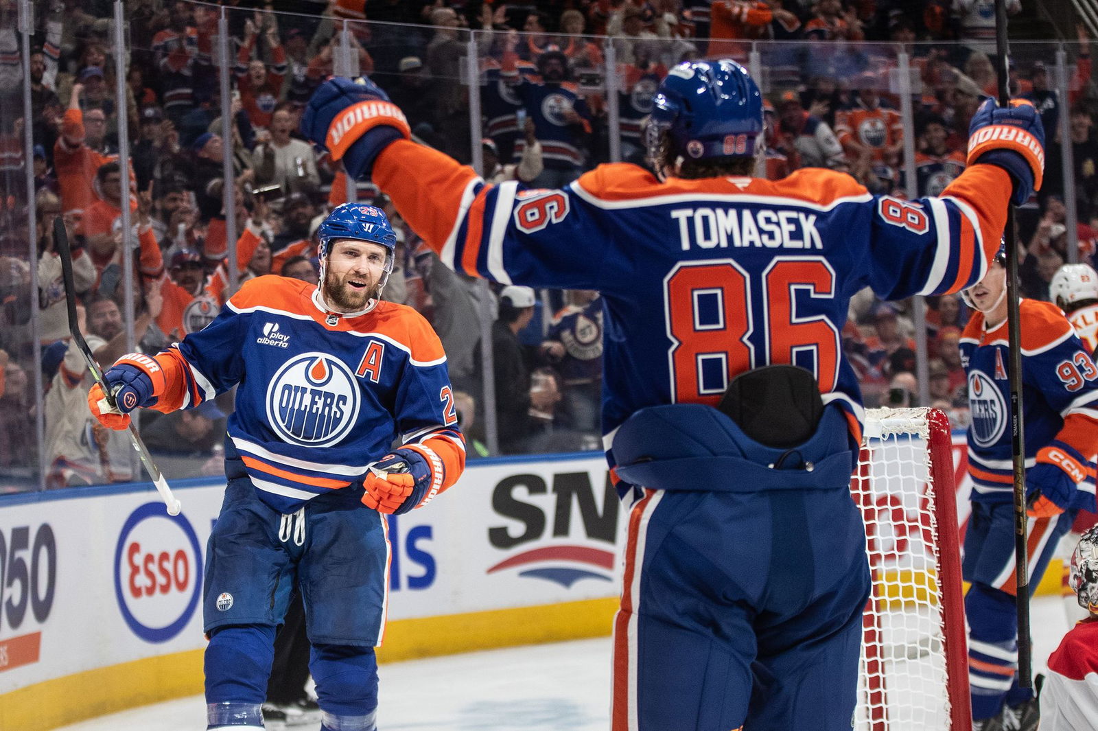 Leon Draisaitl (links) hat das 400. NHL-Tor seiner Karriere erzielt. 