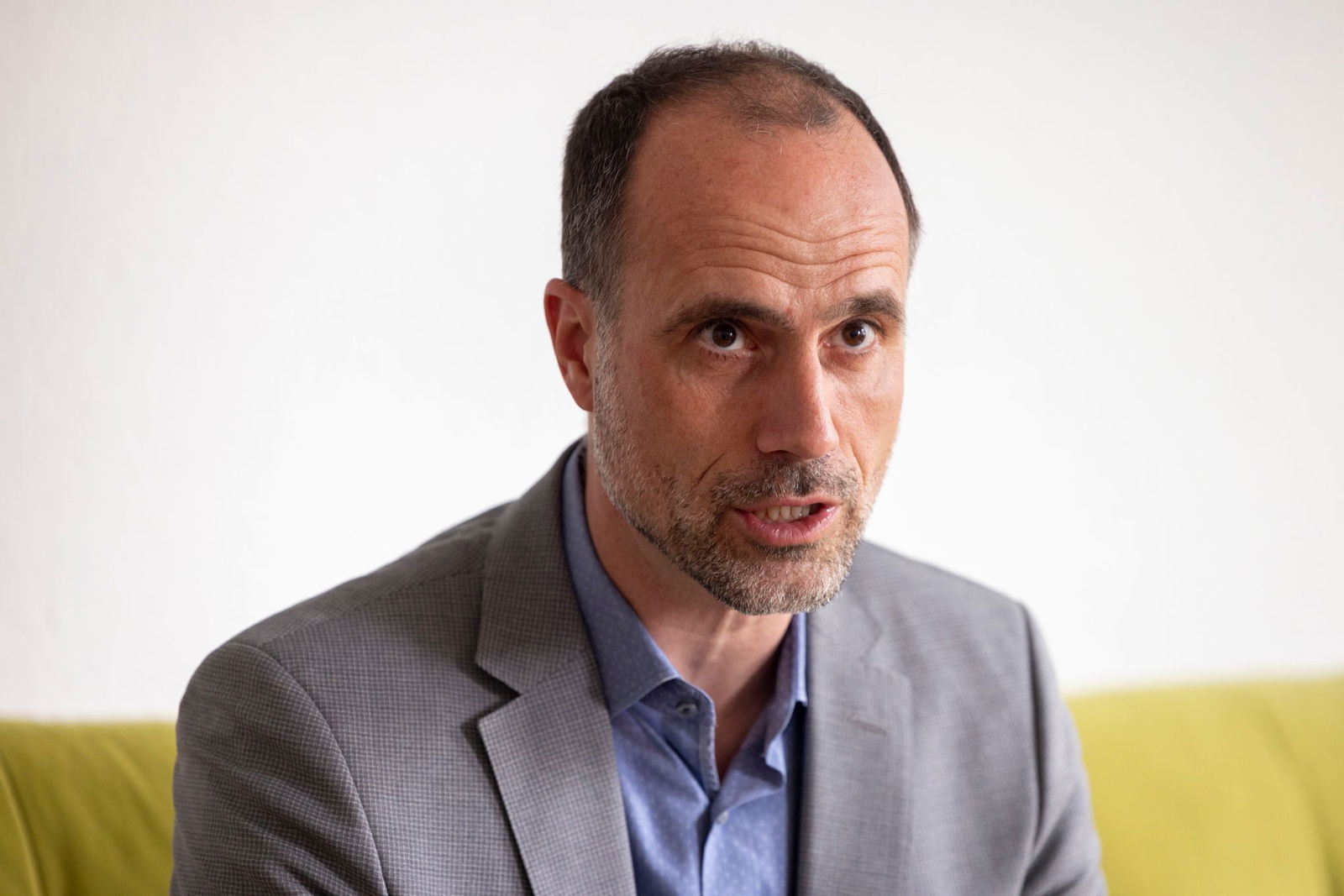 Gesundheitsminister Clemens Hoch sichert den Erhalt von Arbeitsplätzen und die medizinische Versorgung zu. (Archivbild)