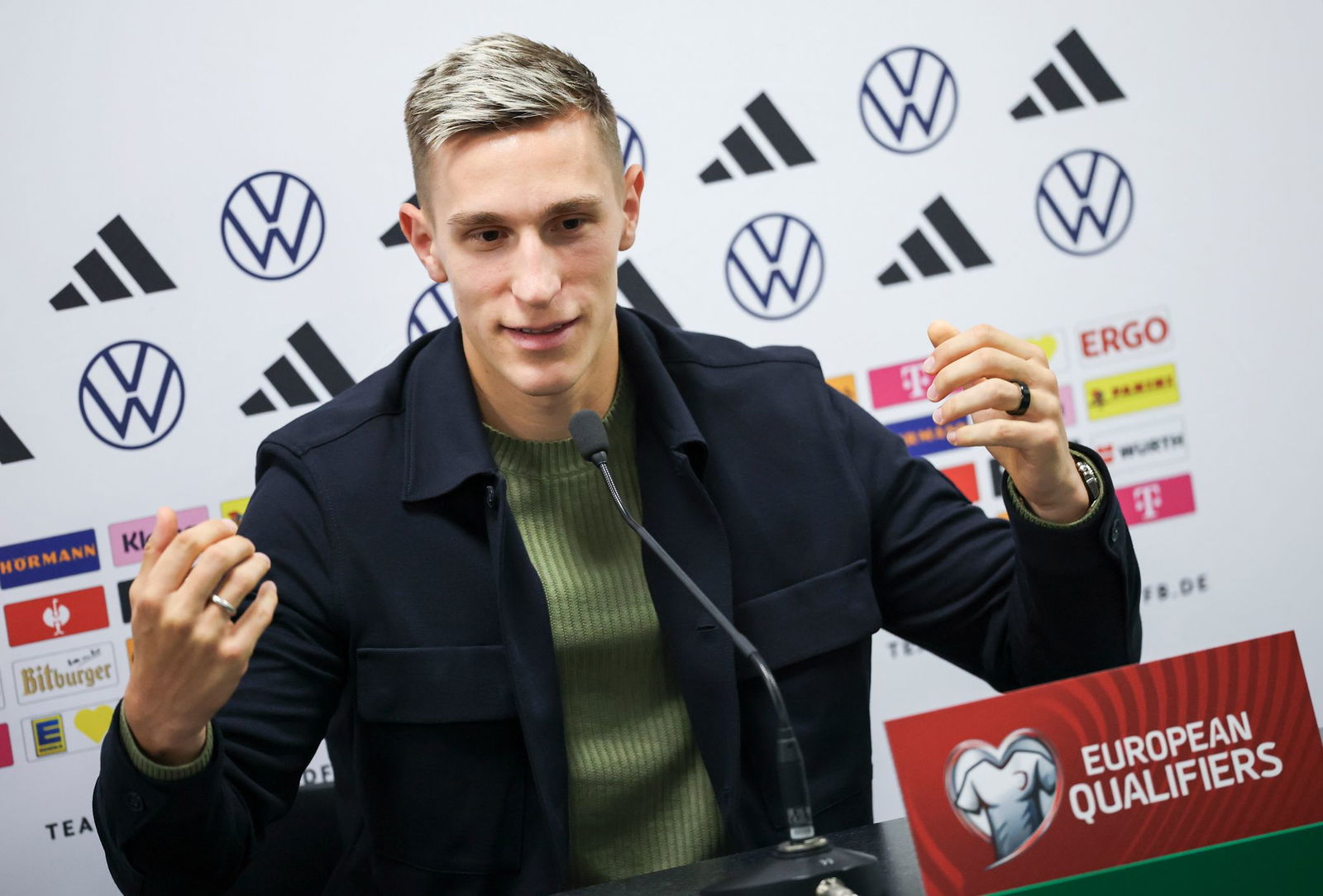 Nico Schlotterbeck spricht im Windsor Park von Belfast.