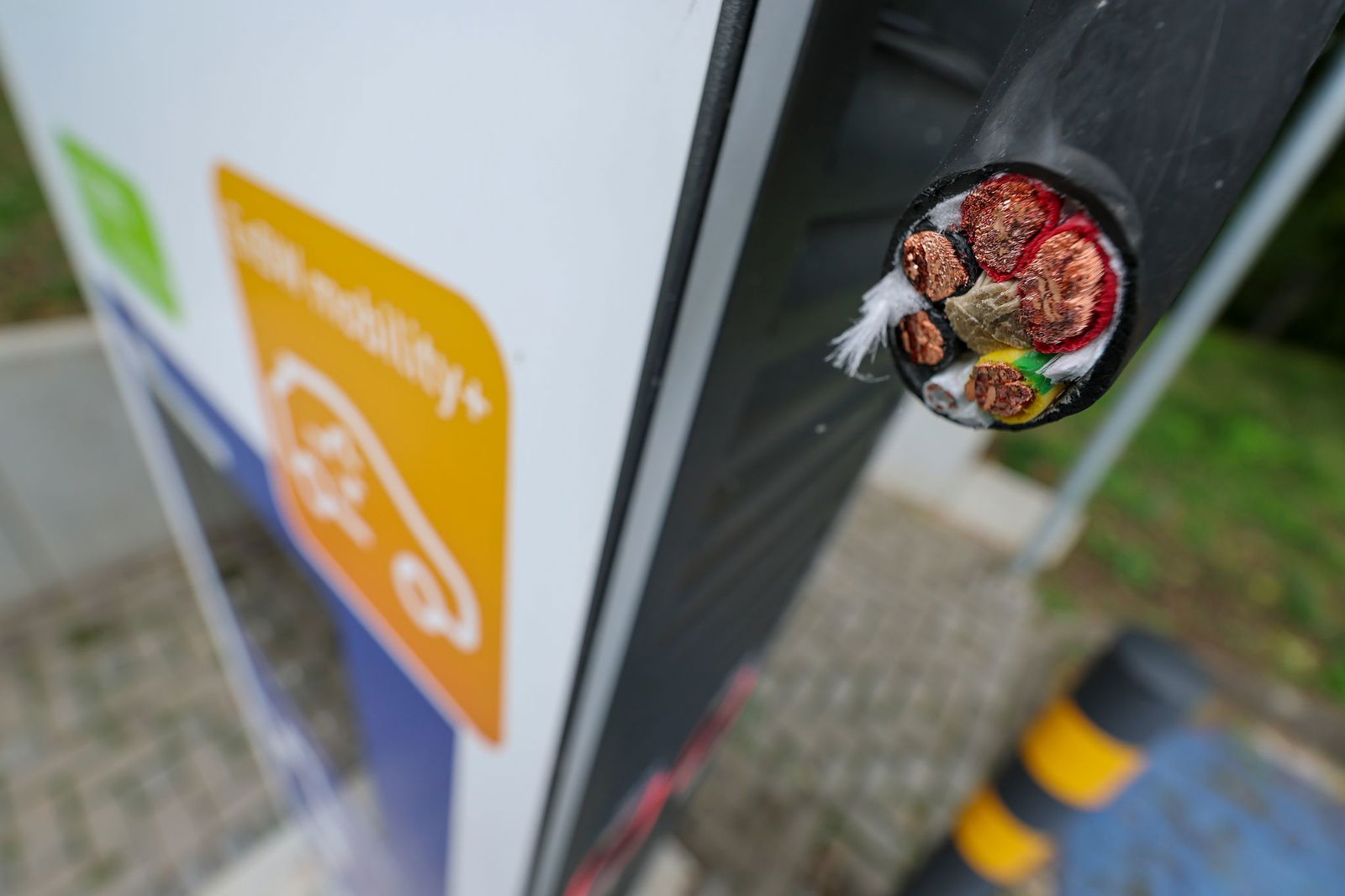 Mutmaßlich geht es den Dieben um das Kupfer in den Kabeln.