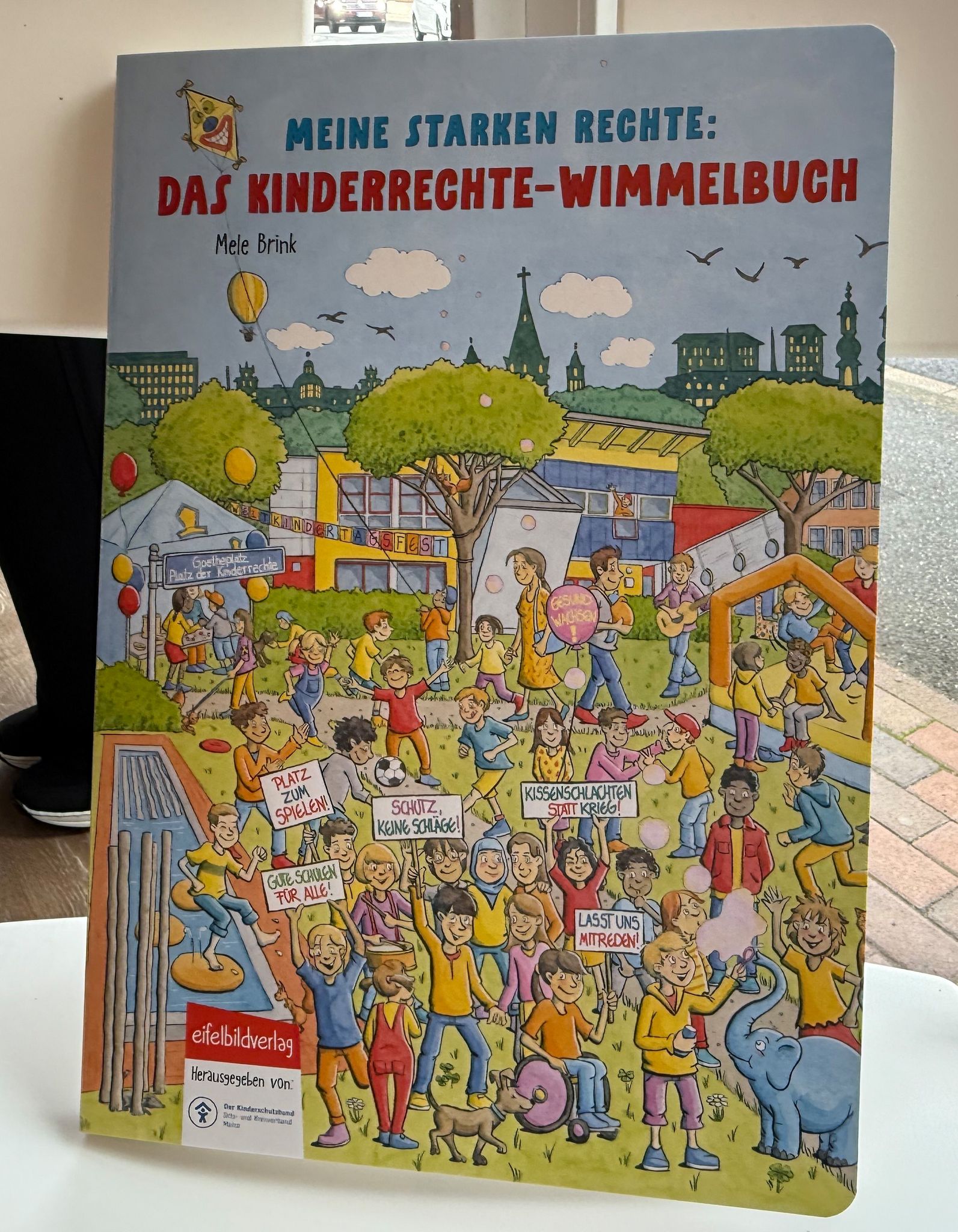 Kindgerecht und spielerisch werden die Kinderrechte in dem Wimmelbuch präsentiert.