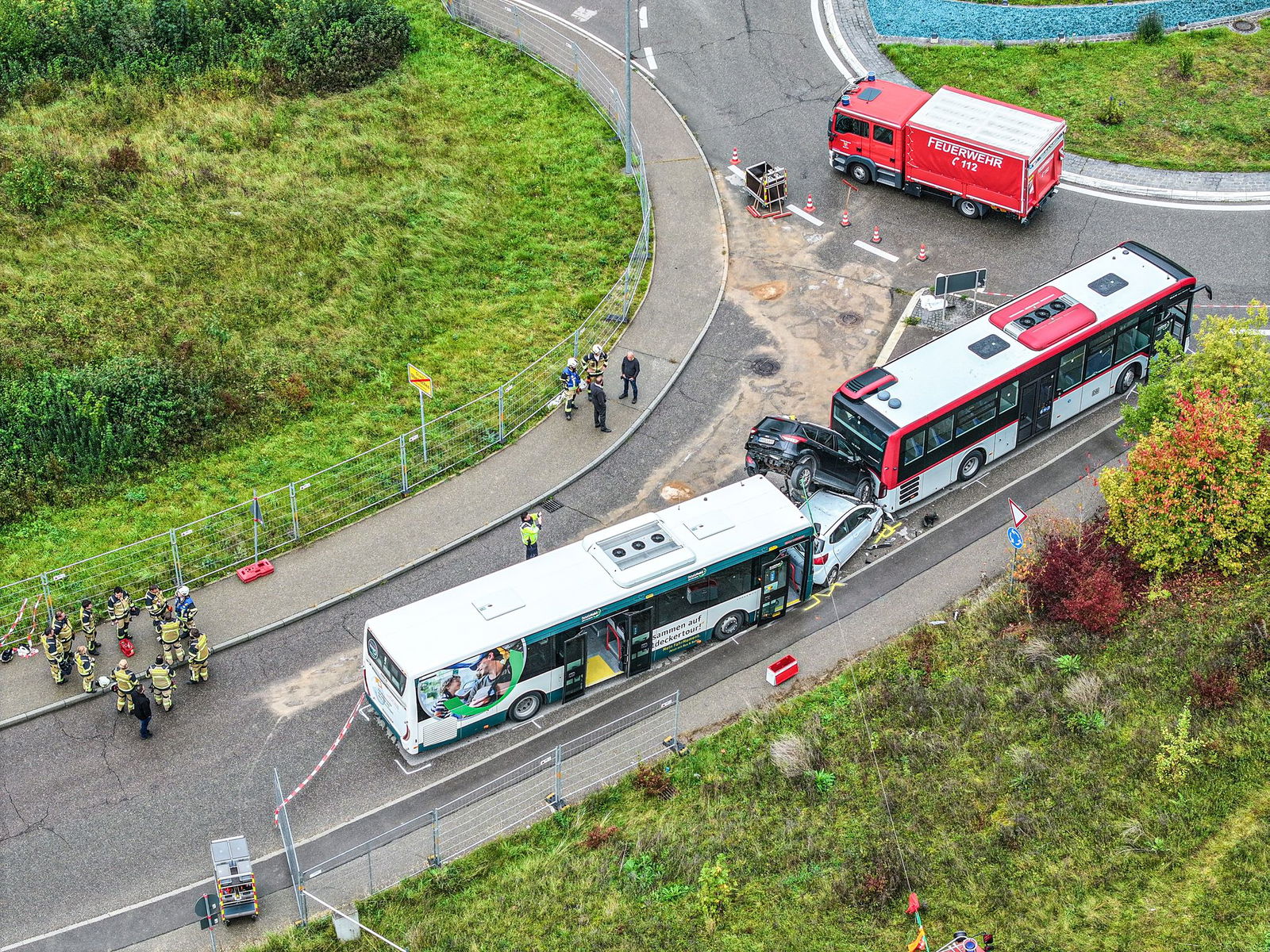 An einem Kreisverkehr in Oberkochen sind zwei Autos aufeinandergestapelt worden.