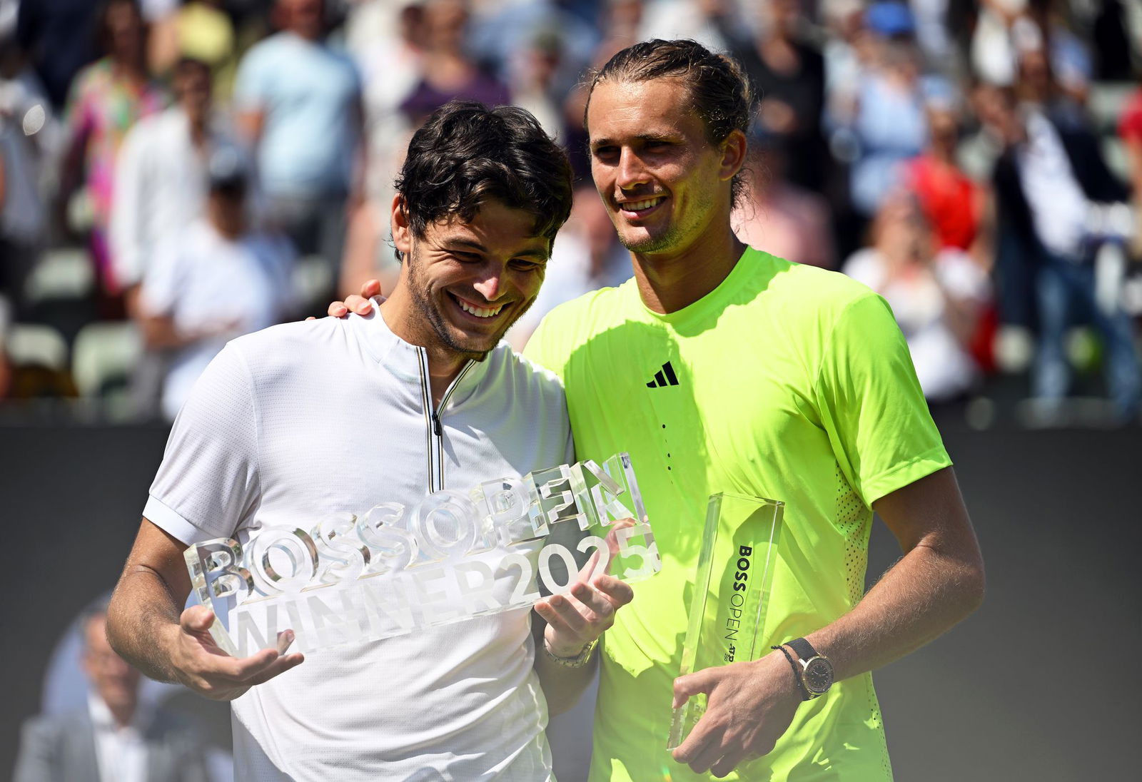 Taylor Fritz (l) wird nach seinem Finalsieg gegen Alexander Zverev (r) im vergangenen Juni auch 2026 wieder in Stuttgart spielen.