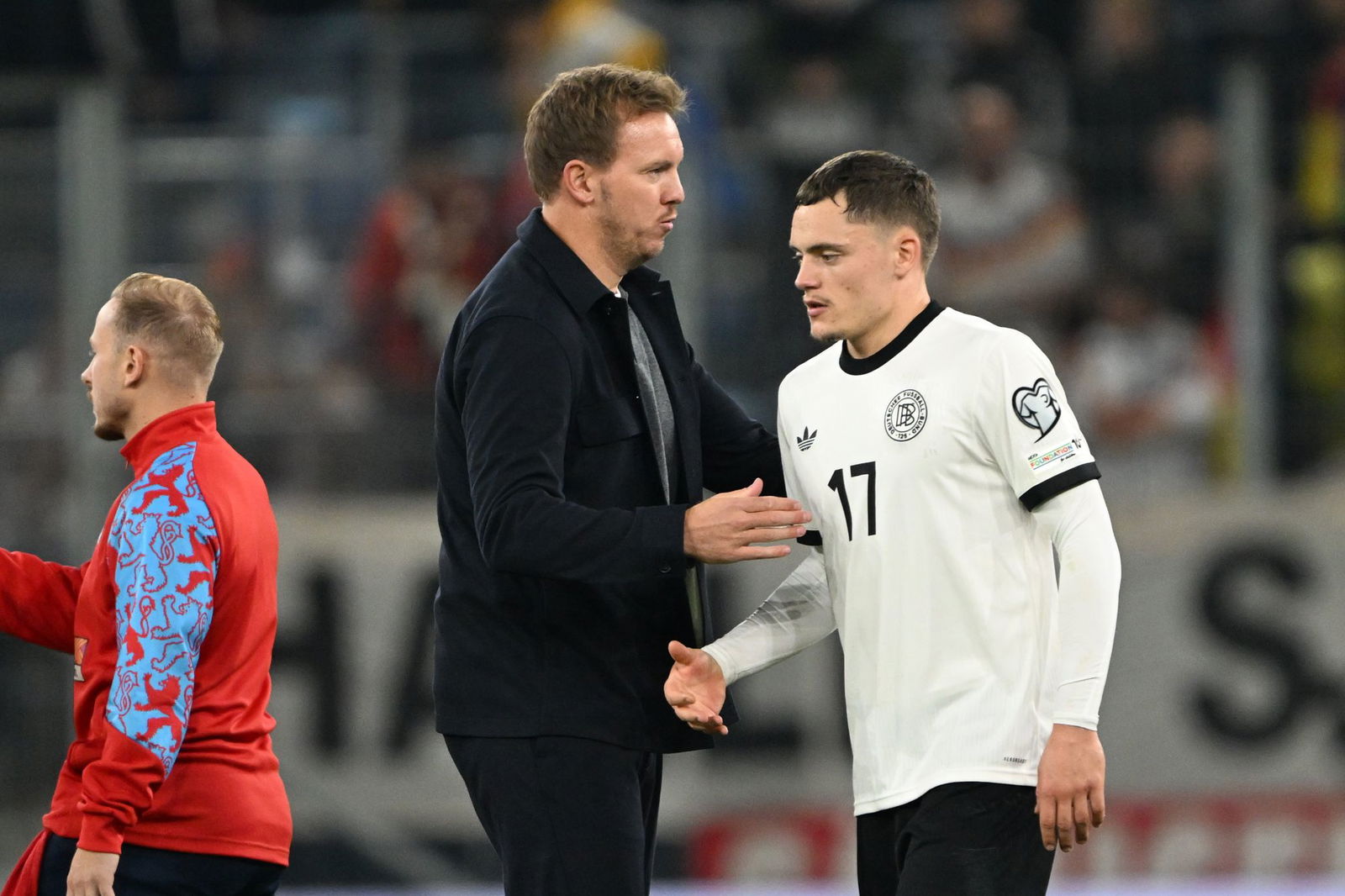 Bundestrainer Nagelsmann (l.) bedankt sich bei Wirtz für seinen Einsatz. 